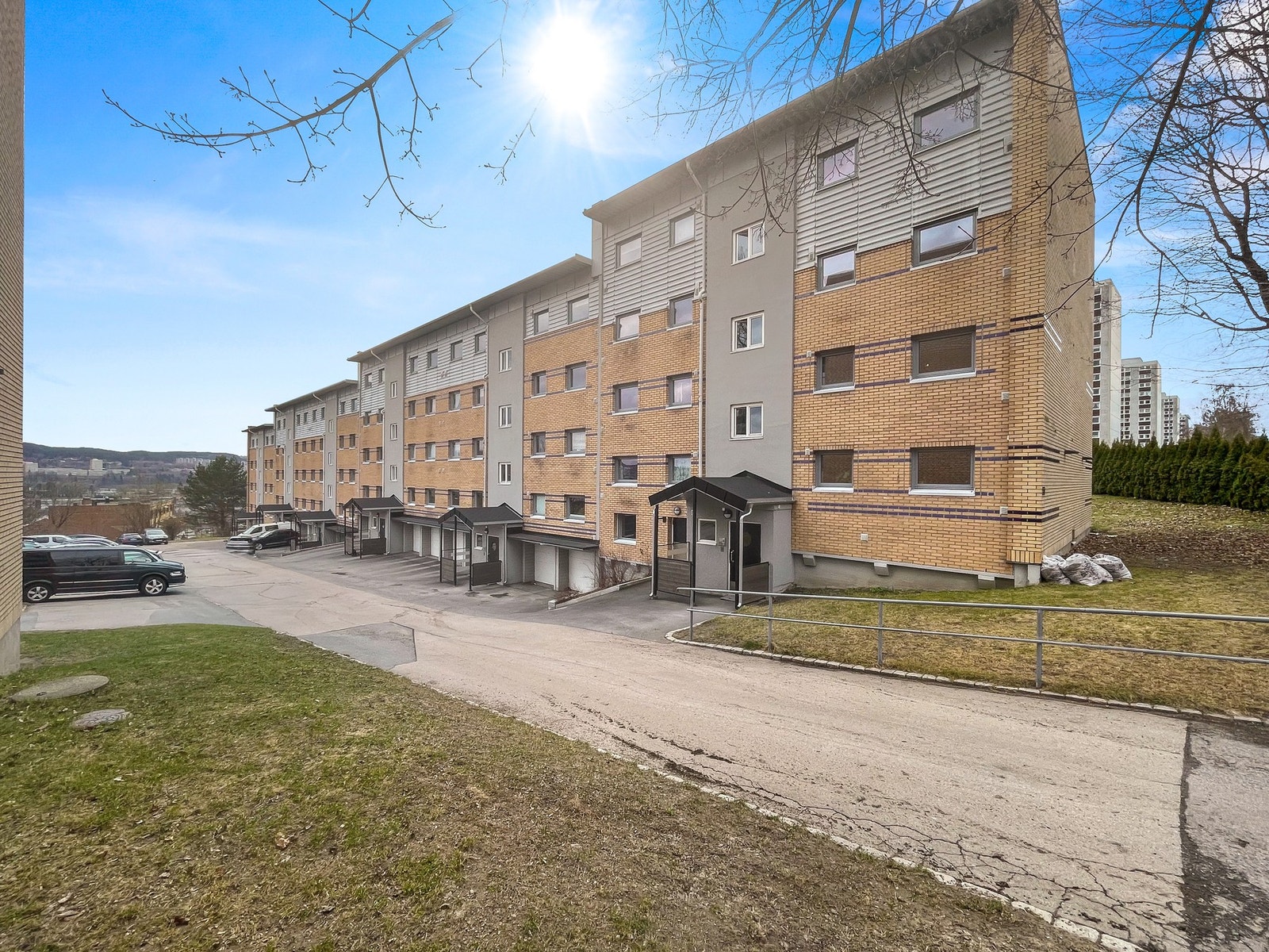 Velholdt fasade og fine utearealer rundt boligen gir et svært godt førsteinntrykk og et trivelig bomiljø. Galleribilde