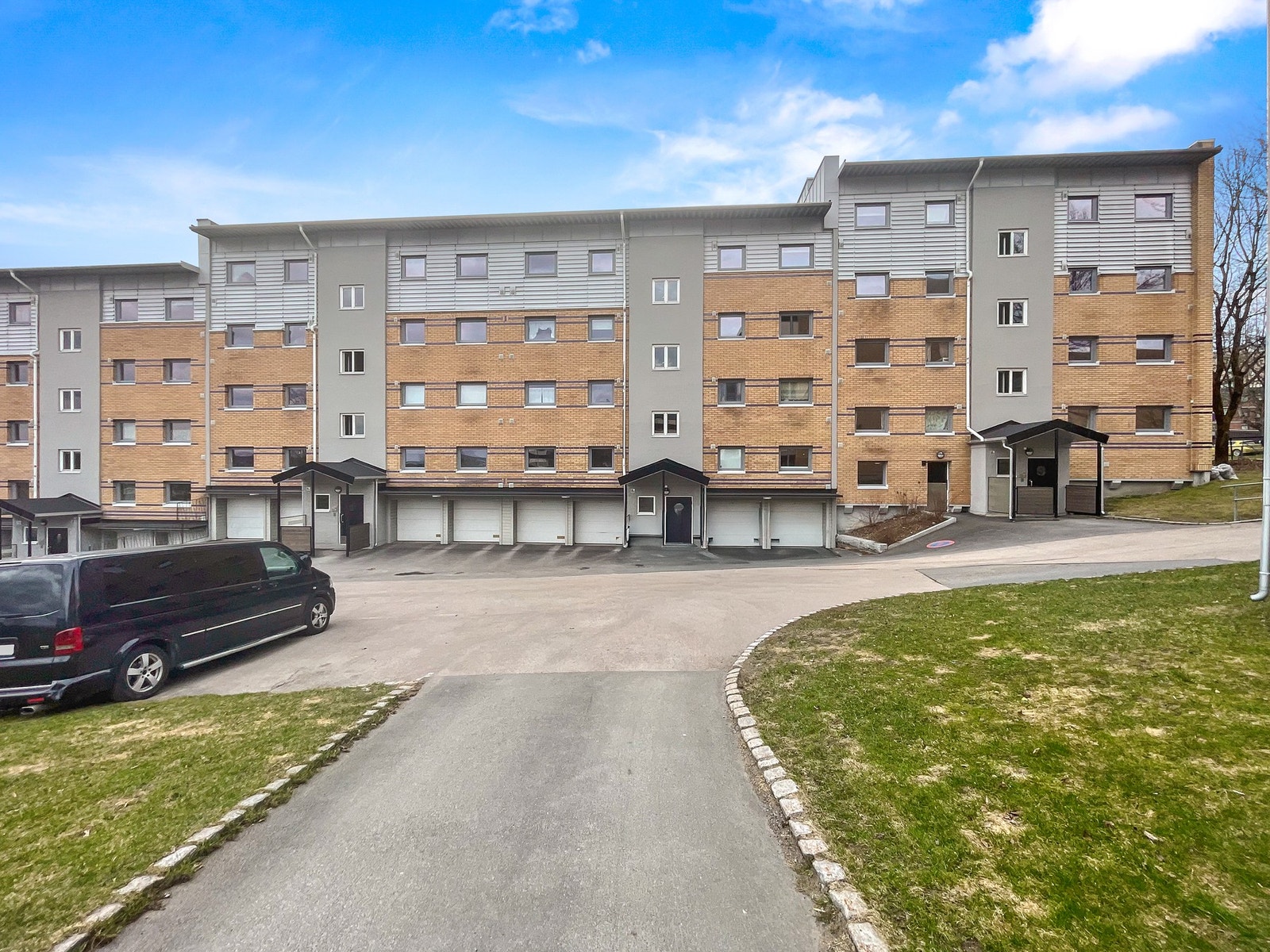 Det er mulighet for å leie garasje eller parkeringsplass, etter ventelisteordning i borettslaget. Galleribilde