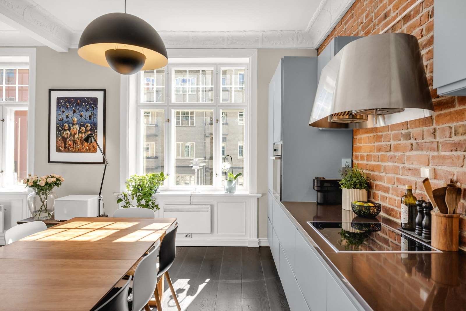 Kjøkkenet fra Huseby er godt utstyrt med integrerte hvitevarer og byr på gode arbeidsflater for en funksjonell og ryddig hverdag Galleribilde