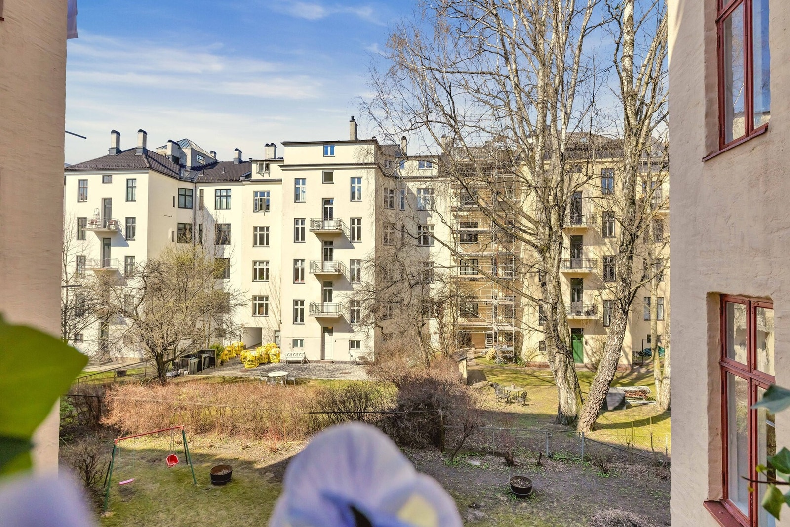 Balkongen vender mot stor, åpen felles bakgård med god avstand til omkringliggende bebyggelse, noe som gir gode lysforhold, privathet og fine kvaliteter for uteopphold Galleribilde