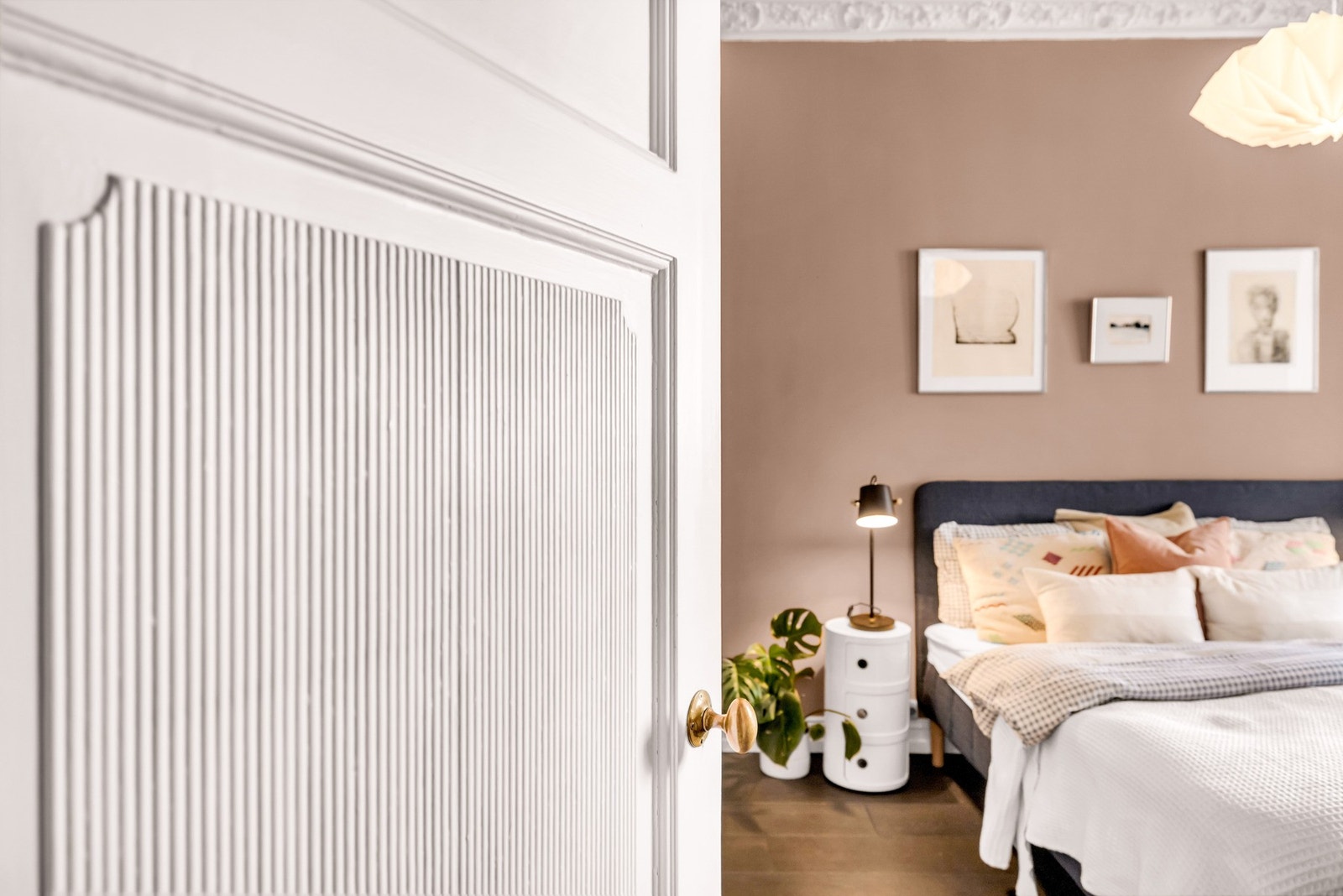 Leiligheten har to romslige og innbydende soverom med gode lysforhold og en behagelig atmosfære. Begge rommene vender inn mot bakhave. Galleribilde