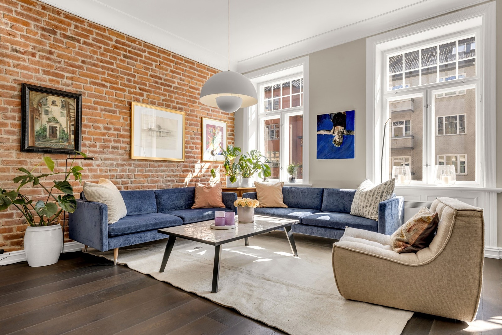 Den åpne løsningen mot spisestue og kjøkken skaper et sosialt og innbydende allrom, perfekt for både hverdag og selskap. Generøs takhøyde på 3 meter. Gulvene er av typen Hakwood. Galleribilde