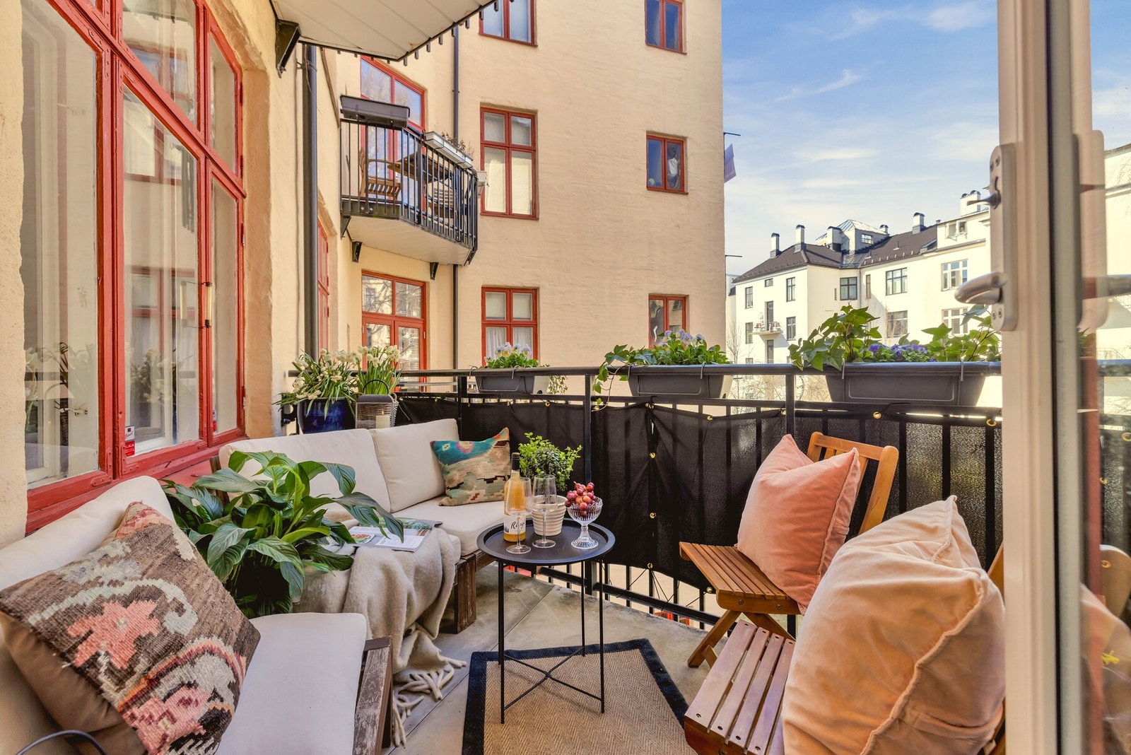 Balkongen og begge soverommene vender inn mot bakhaven. Galleribilde