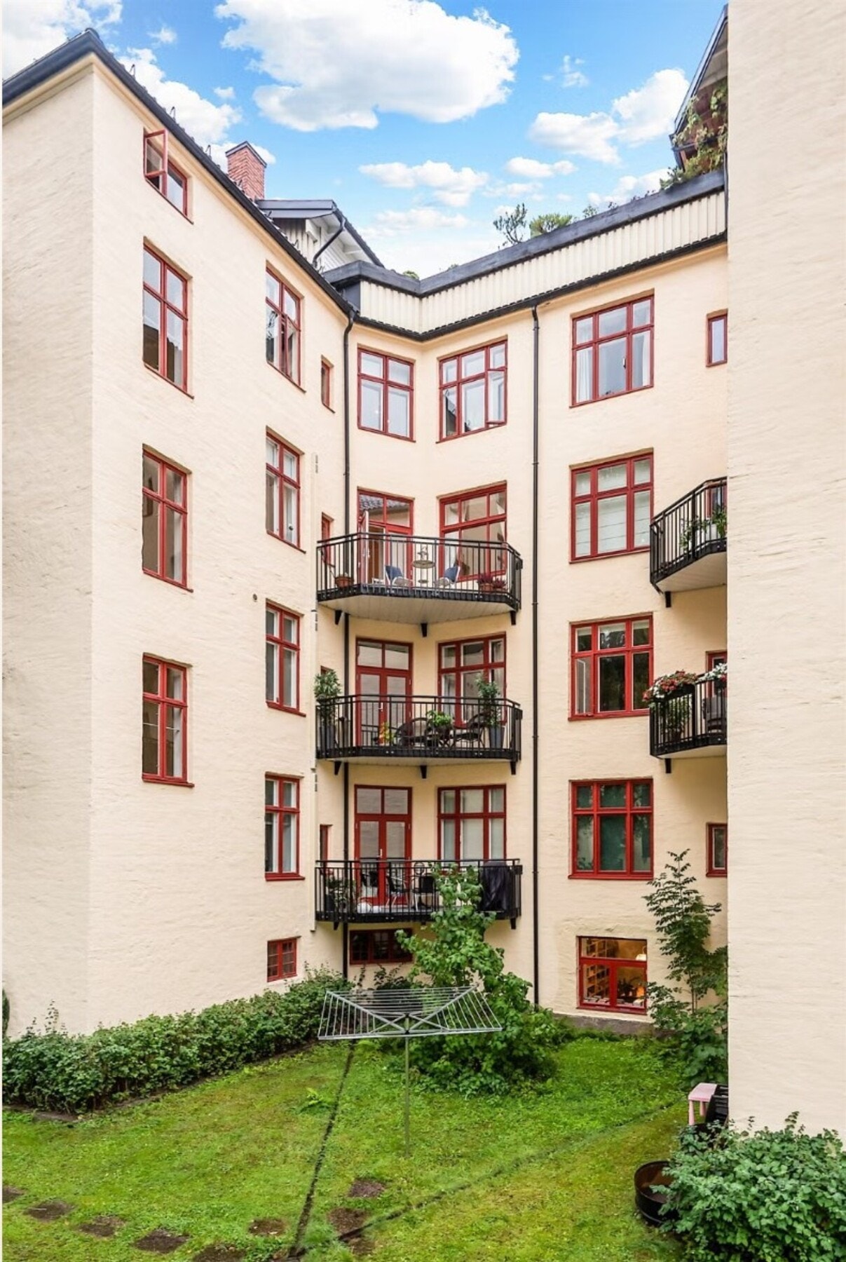 Fasade fra bakhage Galleribilde