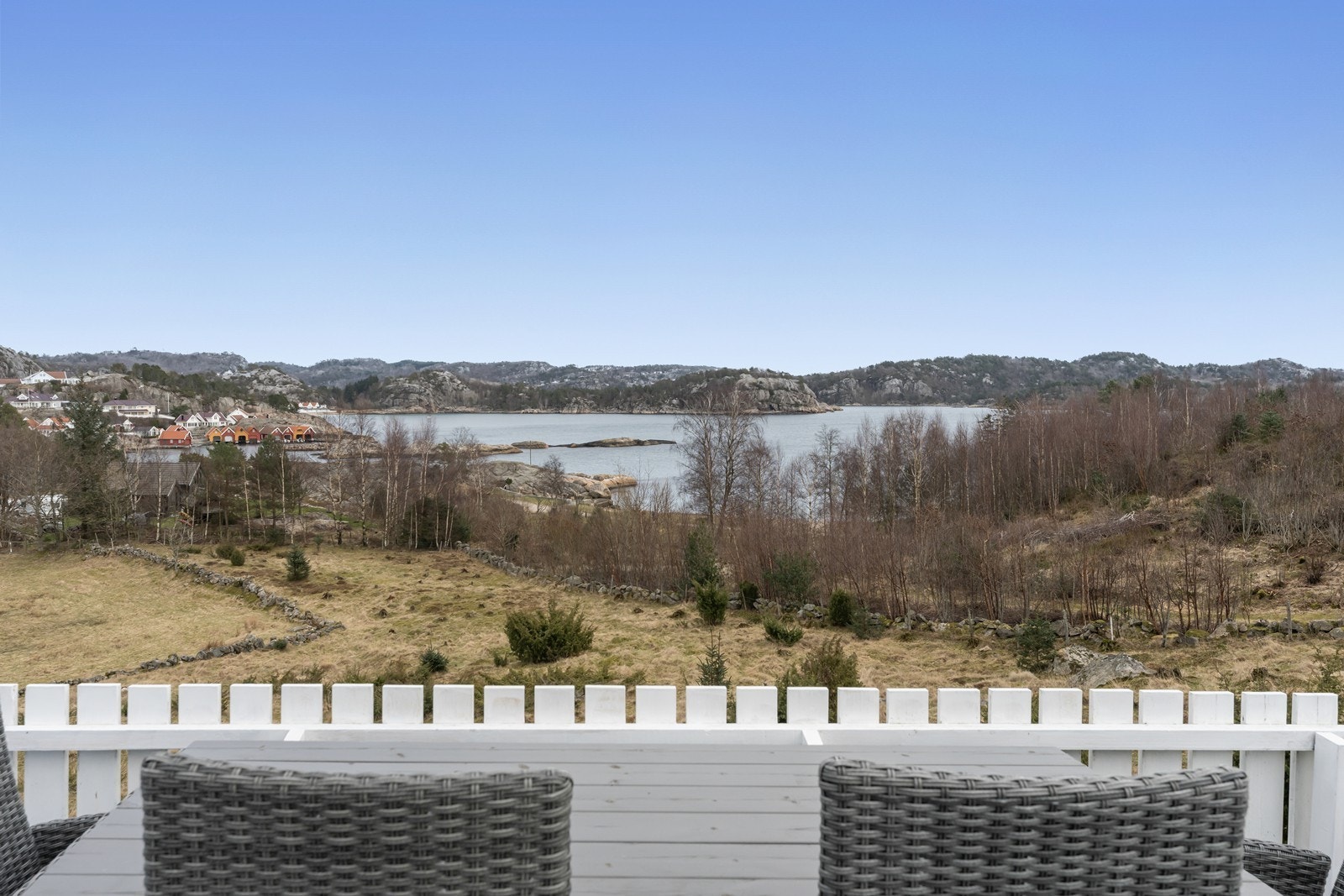 Utsikt mot sjøen/Njervefjorden Galleribilde