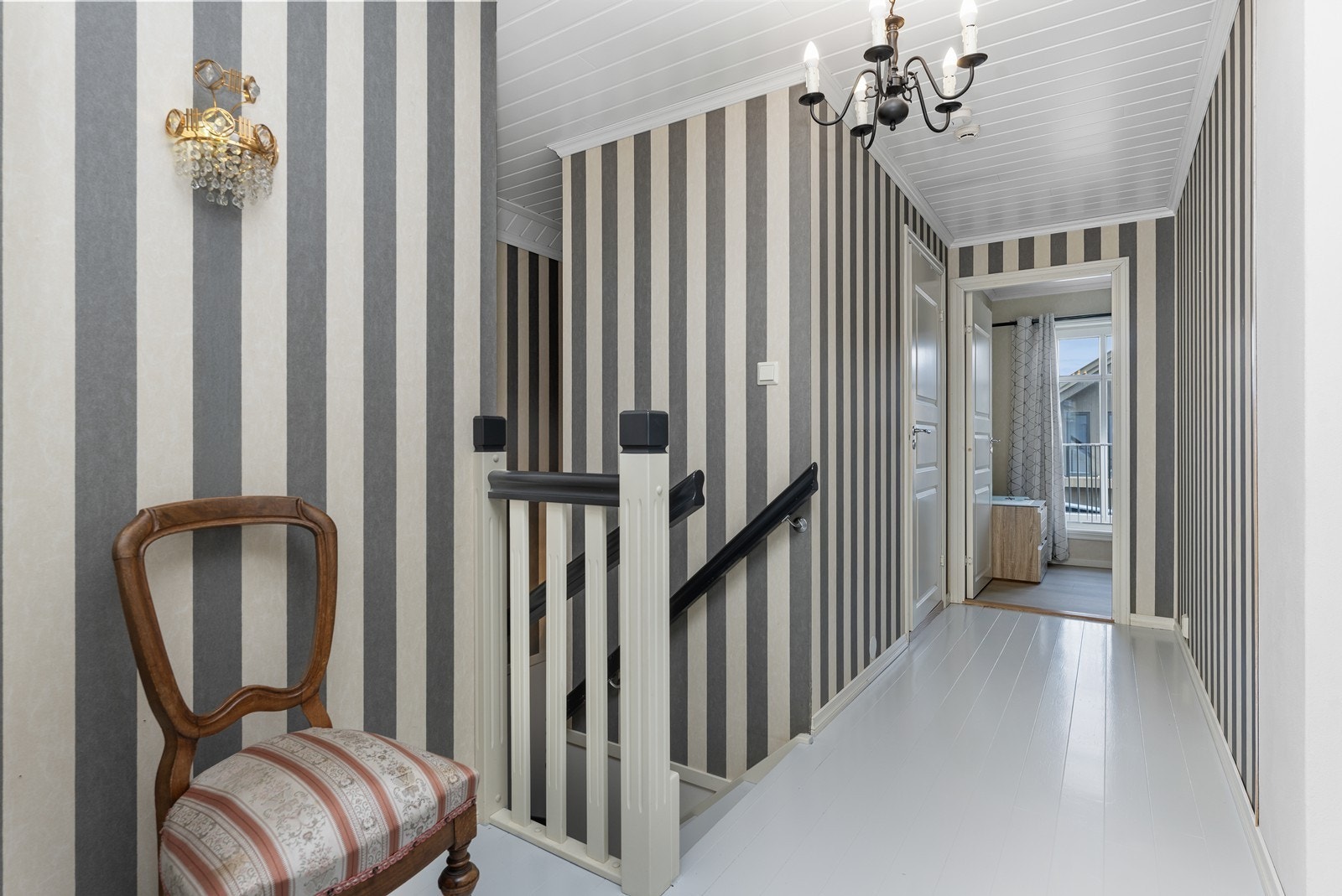 2.etg./Loft består av to soverom , stort bad, gang og garderobe-rom. Galleribilde