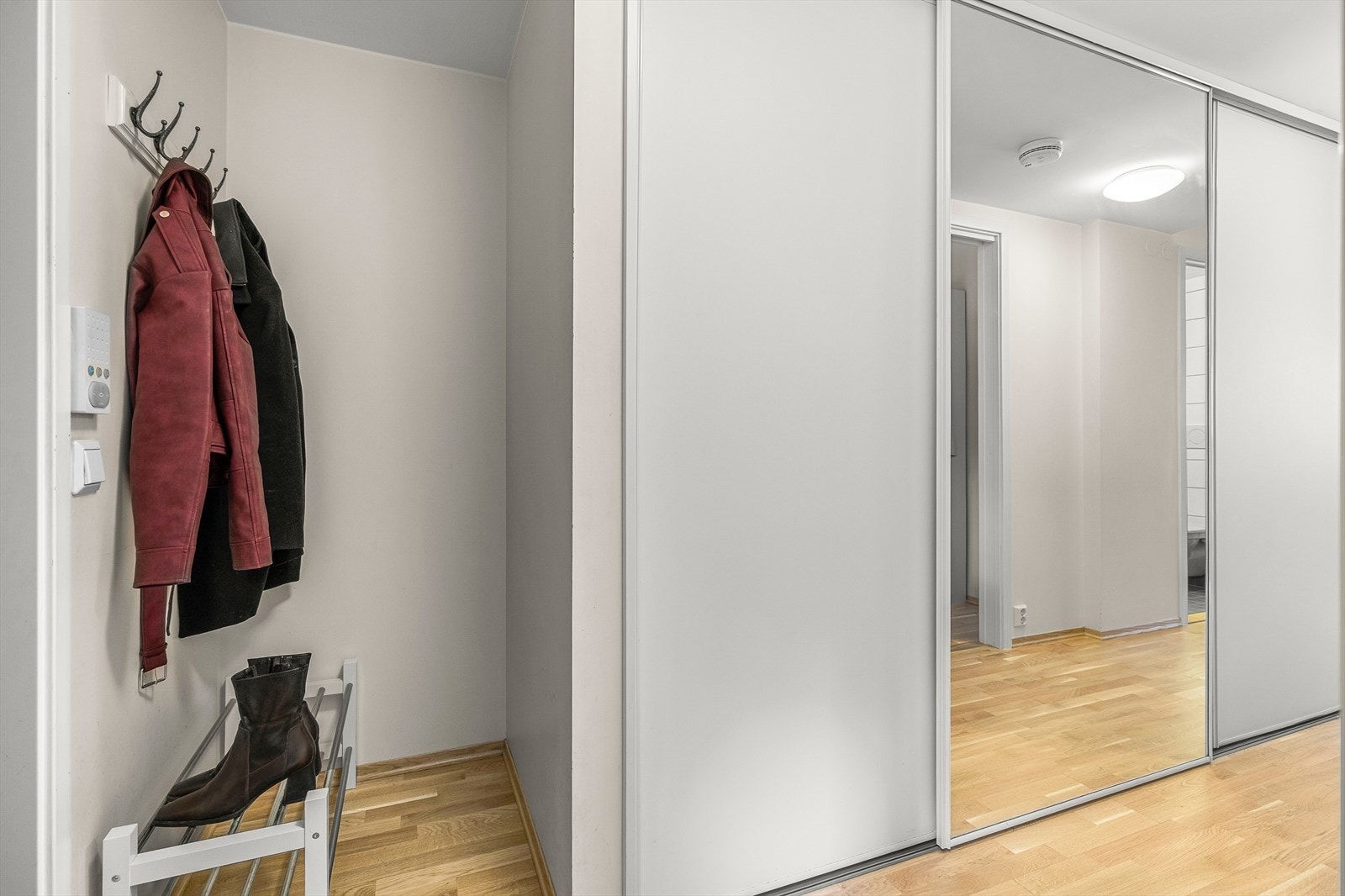 Romslig entré/gang med garderobeskap på ca. 3,4 meter, se plantegning. Galleribilde
