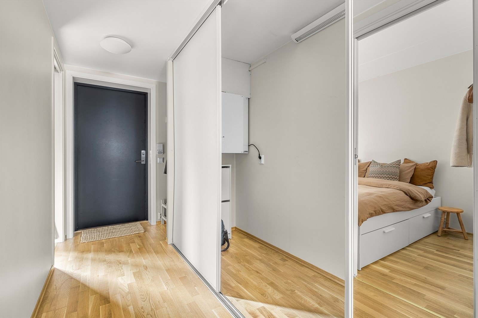 Romslig entré/gang med garderobeskap på ca. 3,4 meter, se plantegning. Galleribilde
