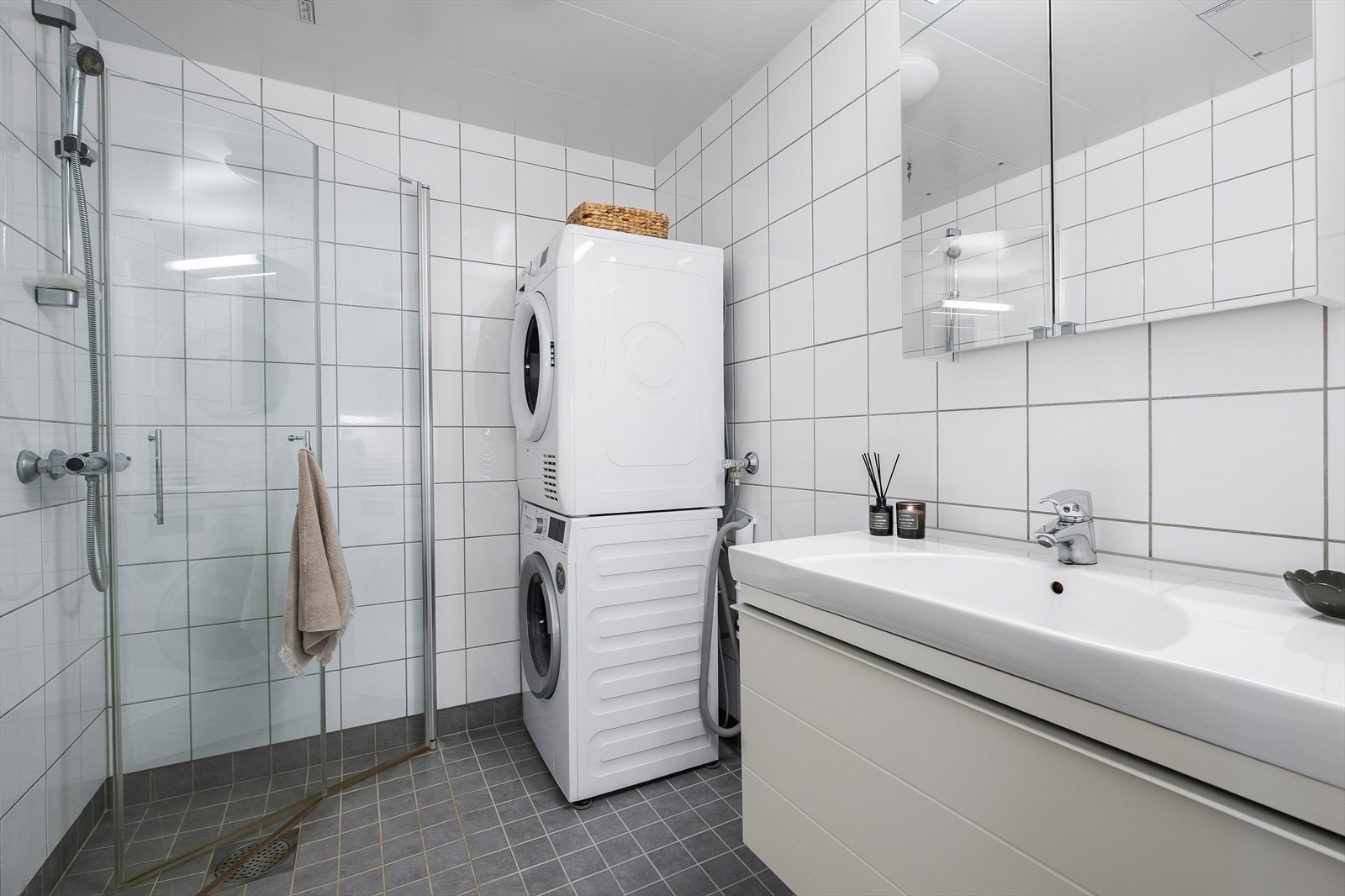 Pent flislagt bad med varme i gulv. Galleribilde