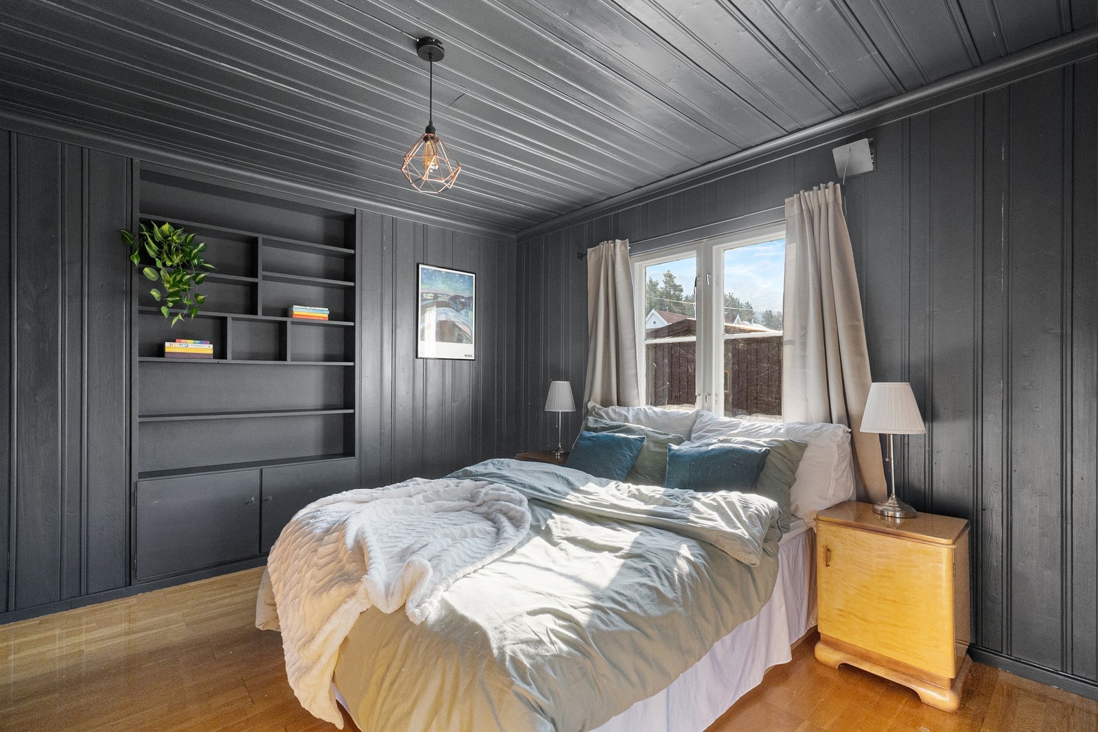 Hovedsoverommet er innbydende i fargevalg og har god plass til dobbeltseng og tilhørende møbler, noe som gir en rolig og komfortabel atmosfære. Galleribilde