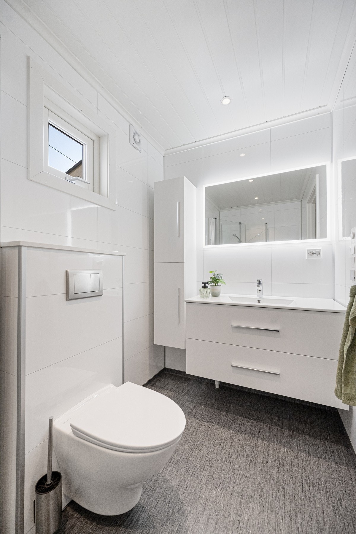 Badet i hovedetasjen ble totalrenovert i 2025 og holder en moderne standard med varmekabler i gulv, vegghengt toalett, dusj med glassdører og stilren innredning. Galleribilde