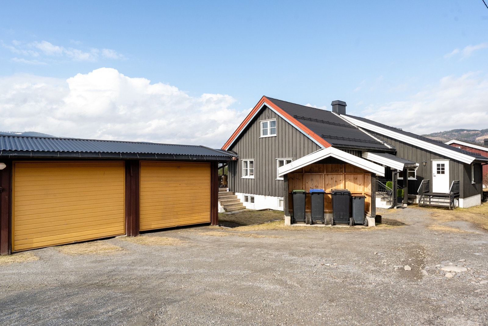 Halvparten av garasje (2 biloppstillingsplasser) eies av Øvre Smebyveg 11 Galleribilde