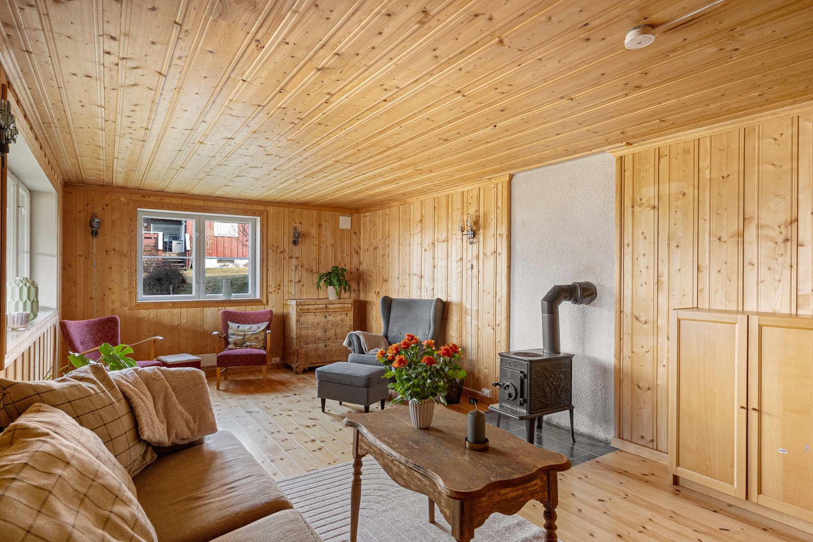 I kjelleren finner du gang med trapp, tre romslige boder med rikelig lagringsplass, et hobbyrom og en lun kjellerstue. I tillegg er det eget toalettrom, separat dusjrom og badstue. Galleribilde