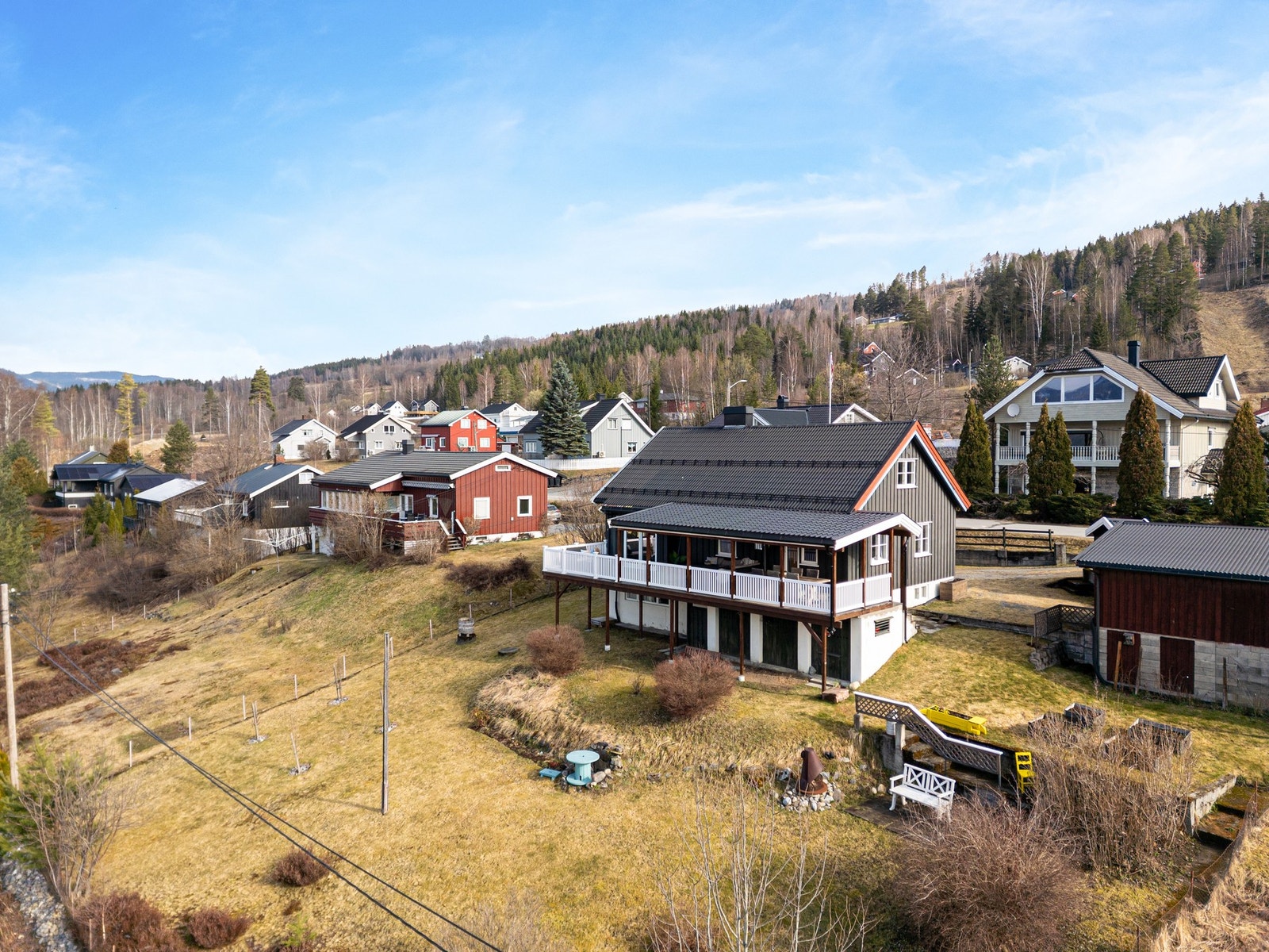 I tilknytning til skolene finner du også Dokkahallen, Dokka stadion og Smebybakken. Her er det også gode muligheter for aking om vinteren, samt oppkjørte skiløyper tilrettelagt for barn. Nærområdet har et godt og variert idrettstilbud. Galleribilde