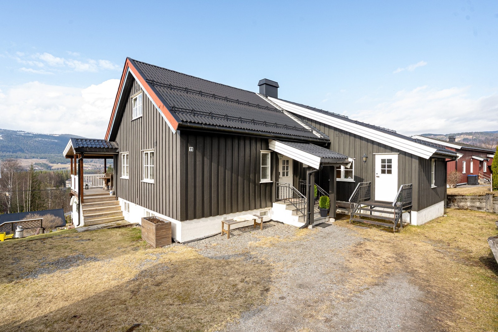 Boligen ligger solvendt til med hage og flere hyggelige uteplasser, og byr på solforhold fra tidlig morgen til sen kveld i sommerhalvåret Galleribilde