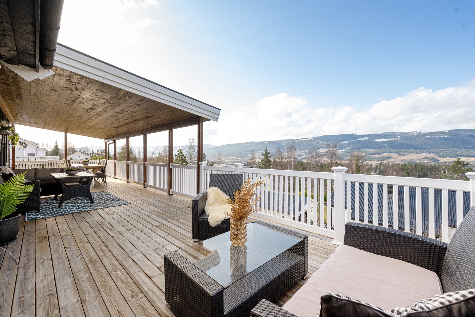 Romslig terrasse fra 2021hvor deler er overbygget. Her er det god plass til utemøbler og grill, og forholdene ligger godt til rette for hyggelige stunder med familie og venner Galleribilde