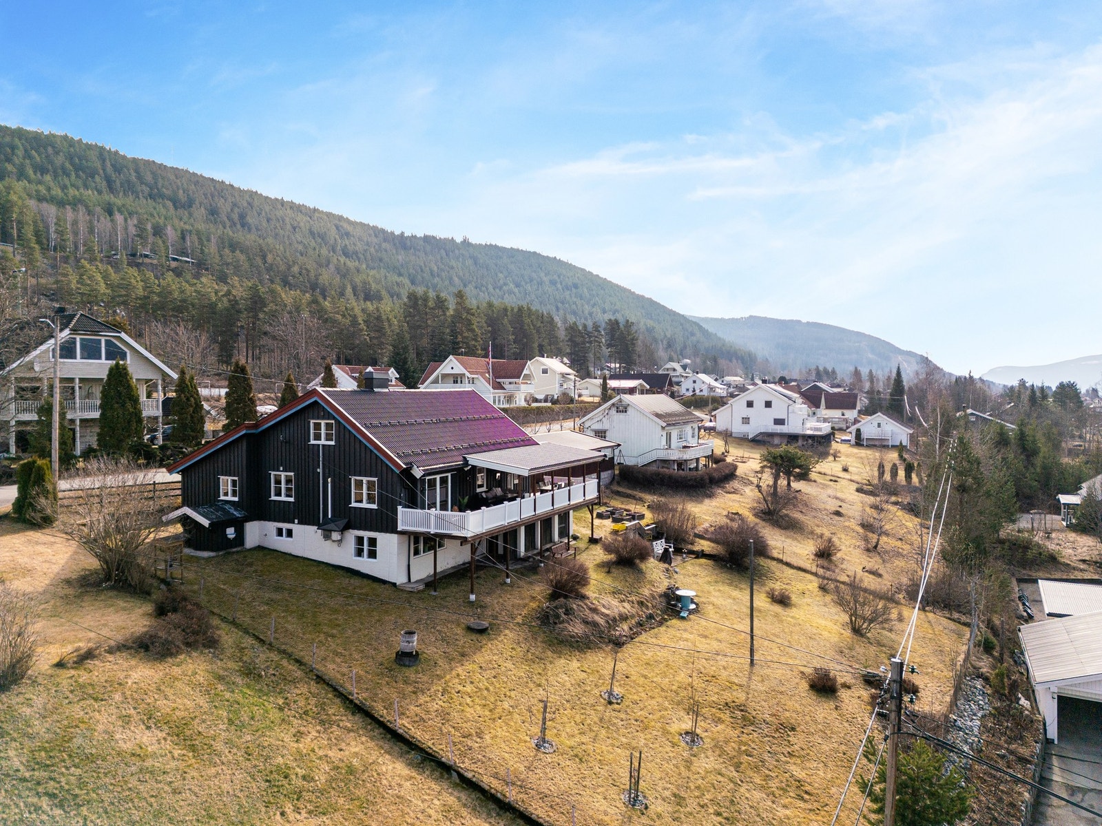 Med fin beliggenhet i et rolig og barnevennlig område og kort vei til skoler og idrettsanlegg er dette en perfekt familiebolig! Galleribilde