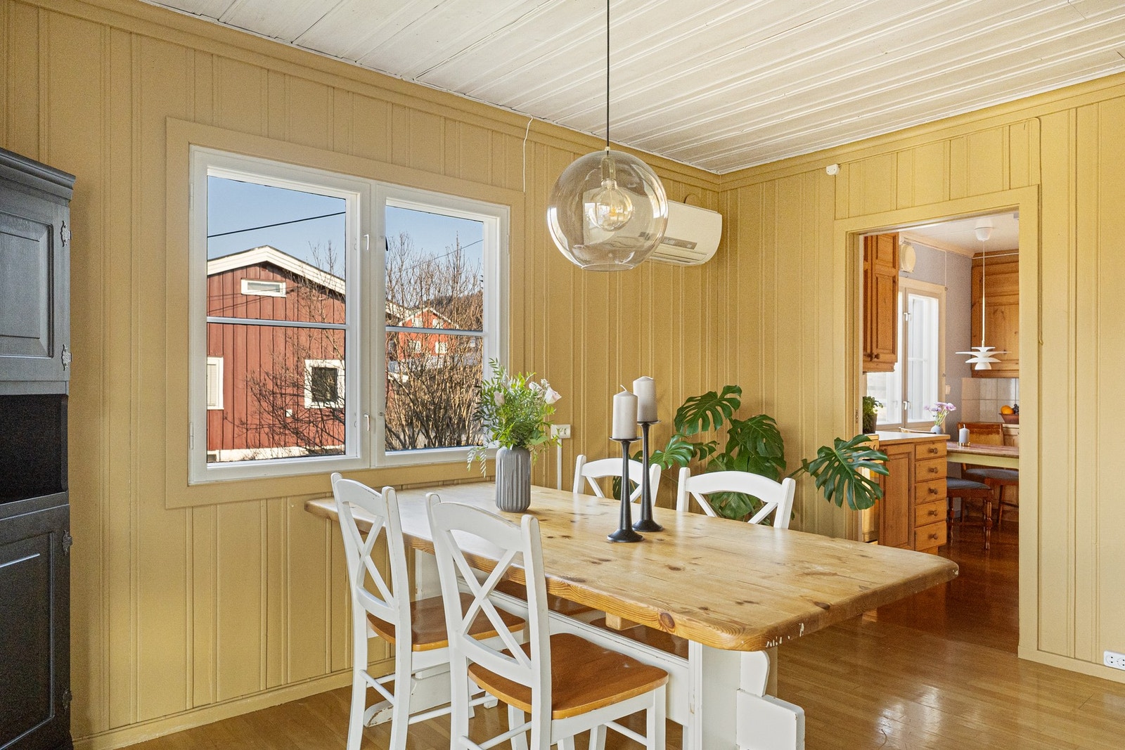 Stuen/spisestuen fremstår som lys, romslig og innbydende, med god plass til både sittegruppe og spiseområde. Galleribilde