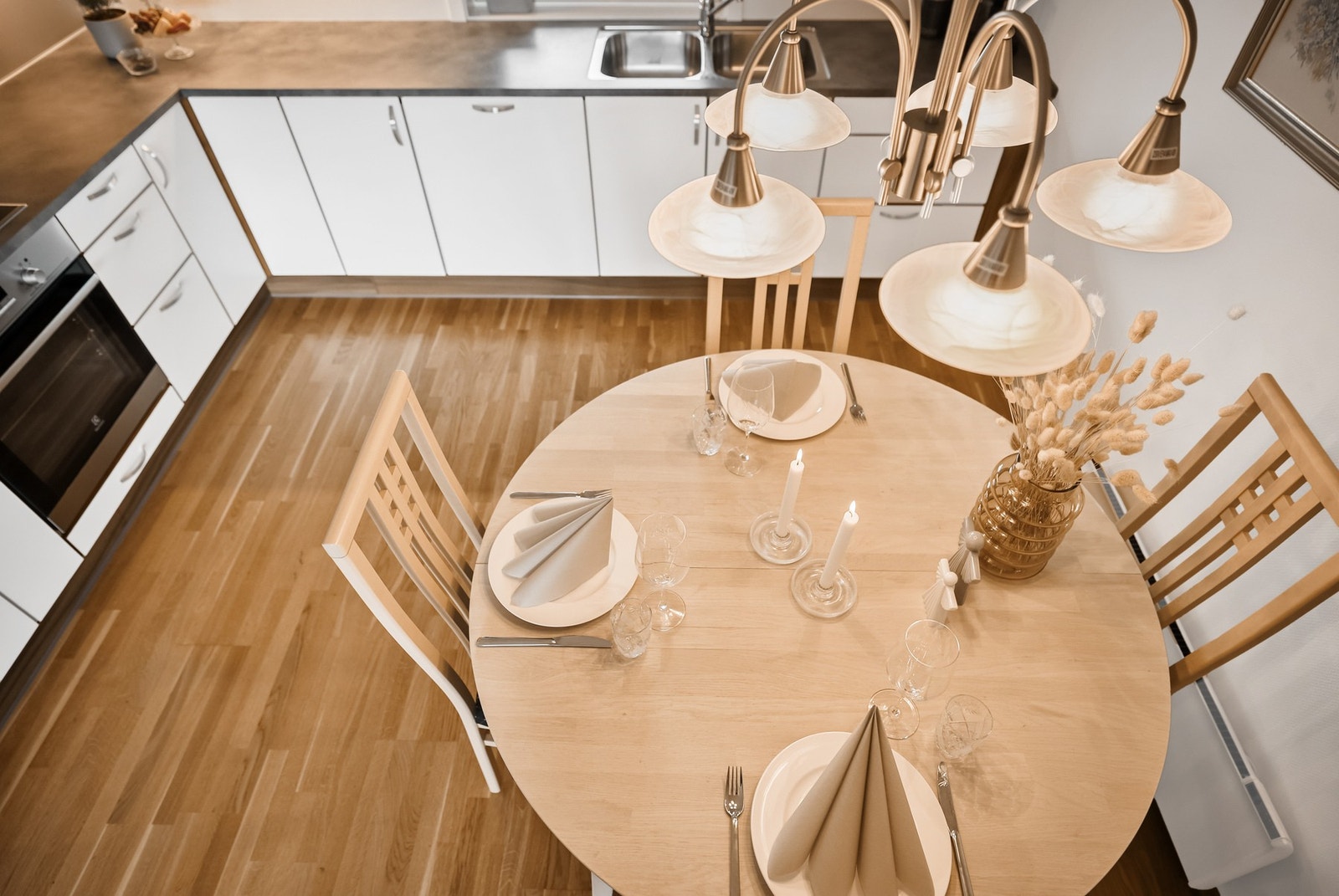 Det er også god plass til et spisebord med tilhørende stoler, som blir et hyggelig samlingspunkt for måltider med familie og venner. Galleribilde