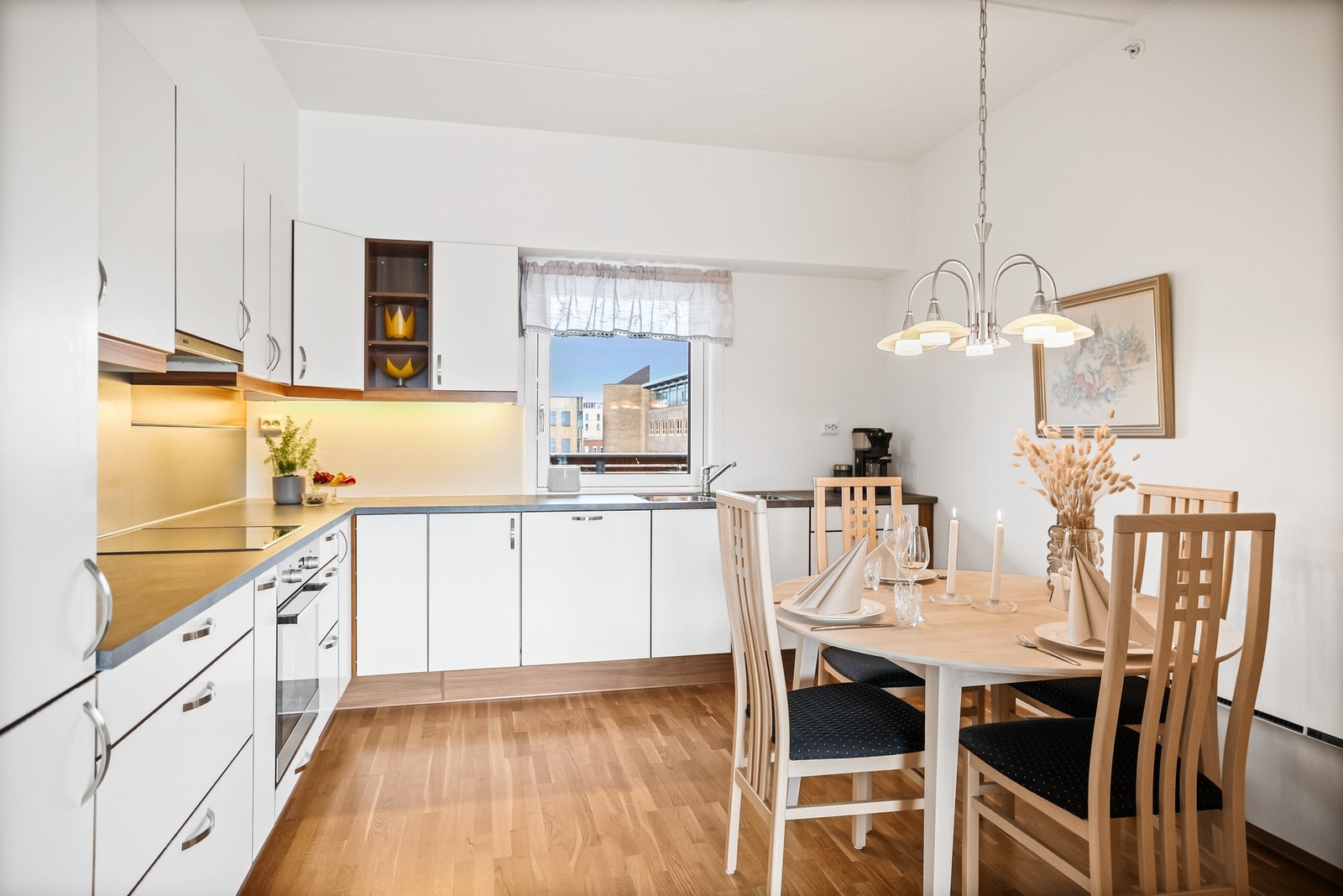 Kjøkkenet er praktisk utformet med en HTH-innredning som byr på effektive arbeidsflater og rikelig med oppbevaringsplass i skuffer og skap. Galleribilde