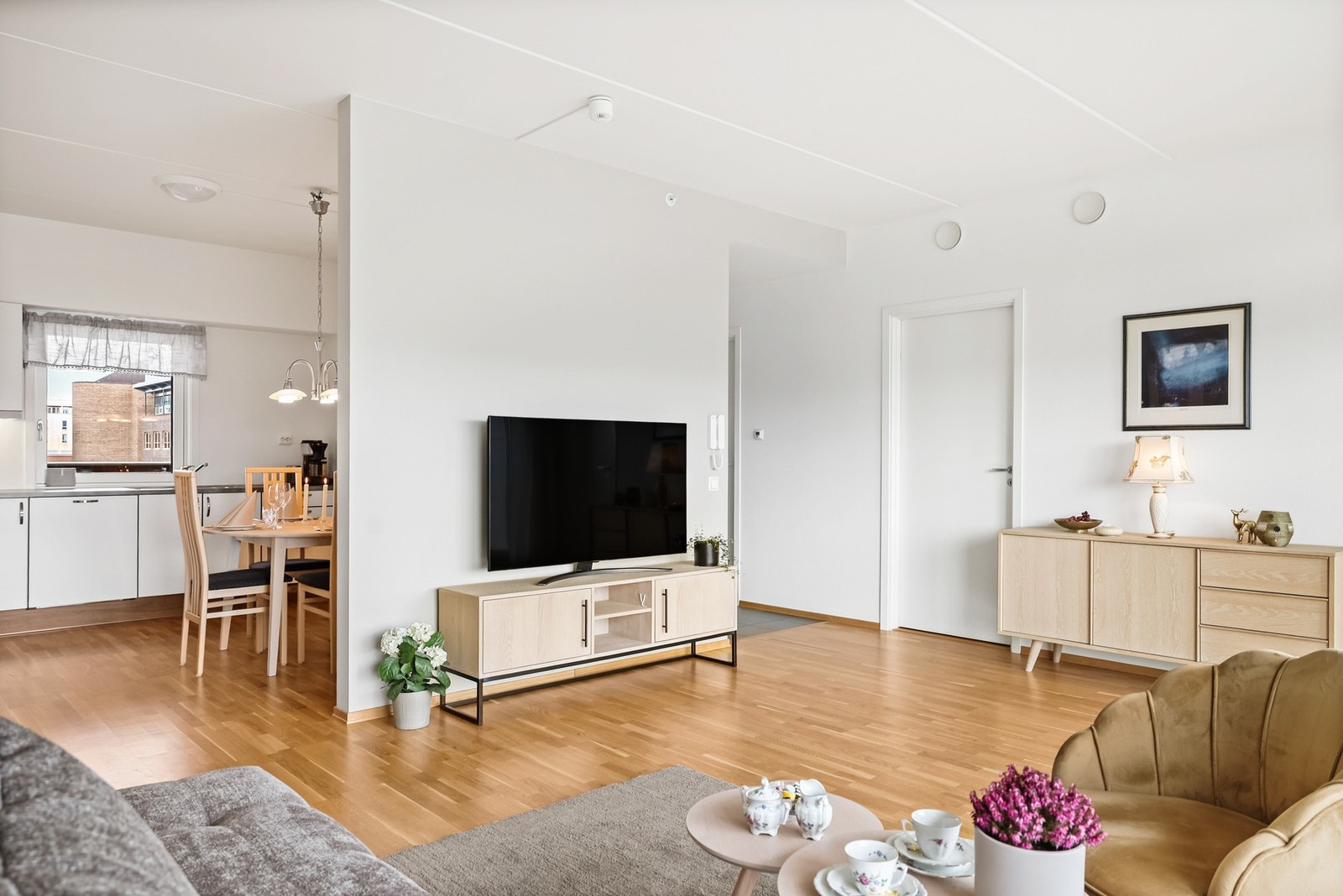Stuen har en velfungerende planløsning med en naturlig plass til en sofagruppe og TV-møblement. Galleribilde