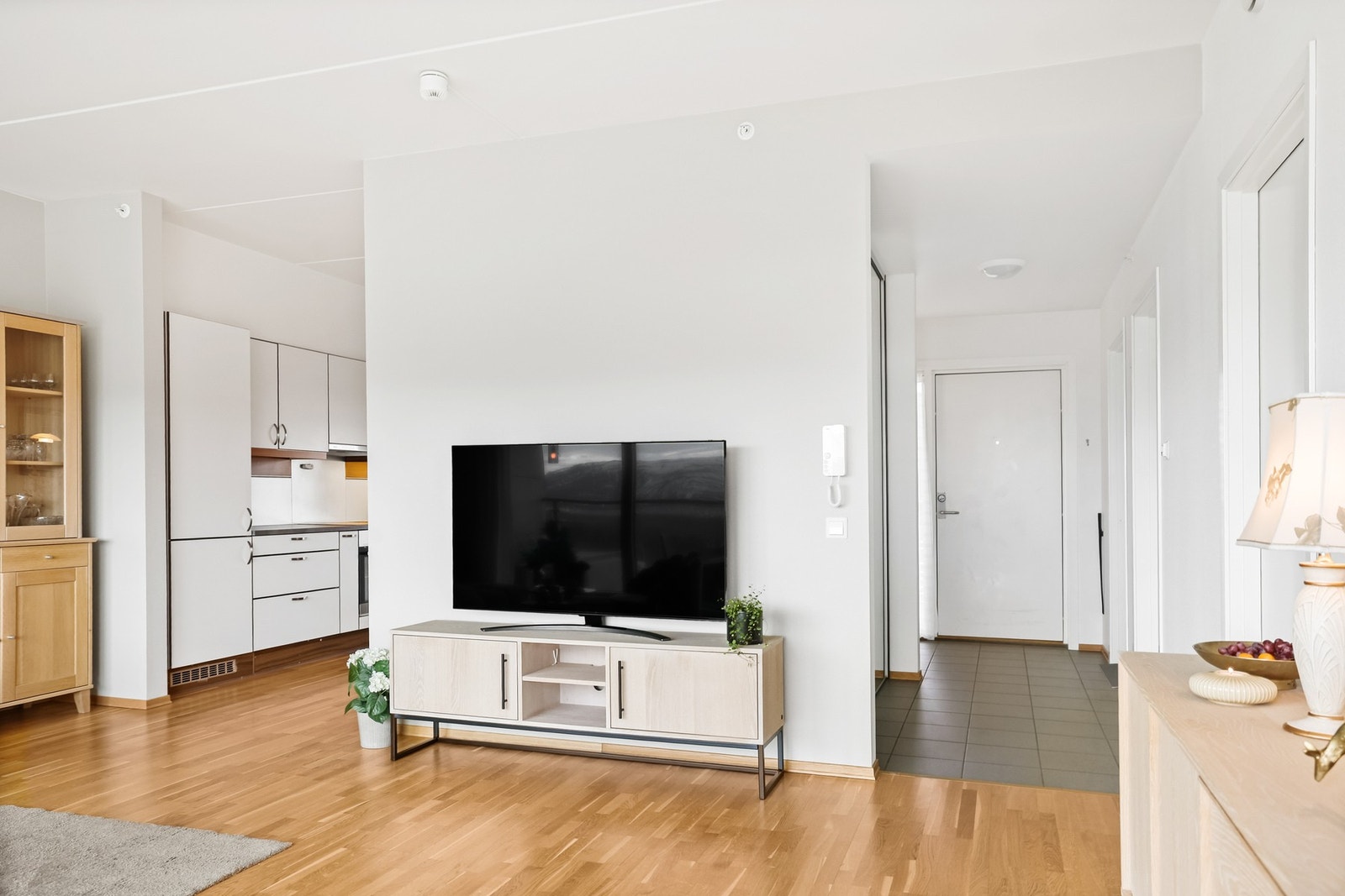 Leiligheten har en lys og romslig stue med gode vindusflater som, kombinert med de lyse overflatene, skaper en luftig og behagelig atmosfære. Galleribilde
