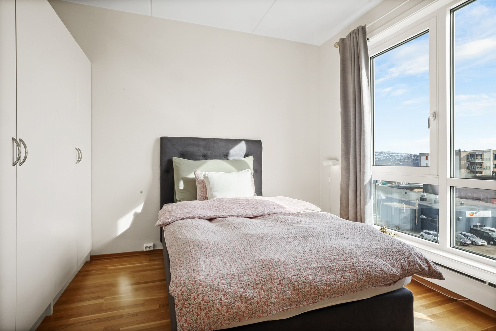 Leiligheten inneholder to soverom av god størrelse. Galleribilde