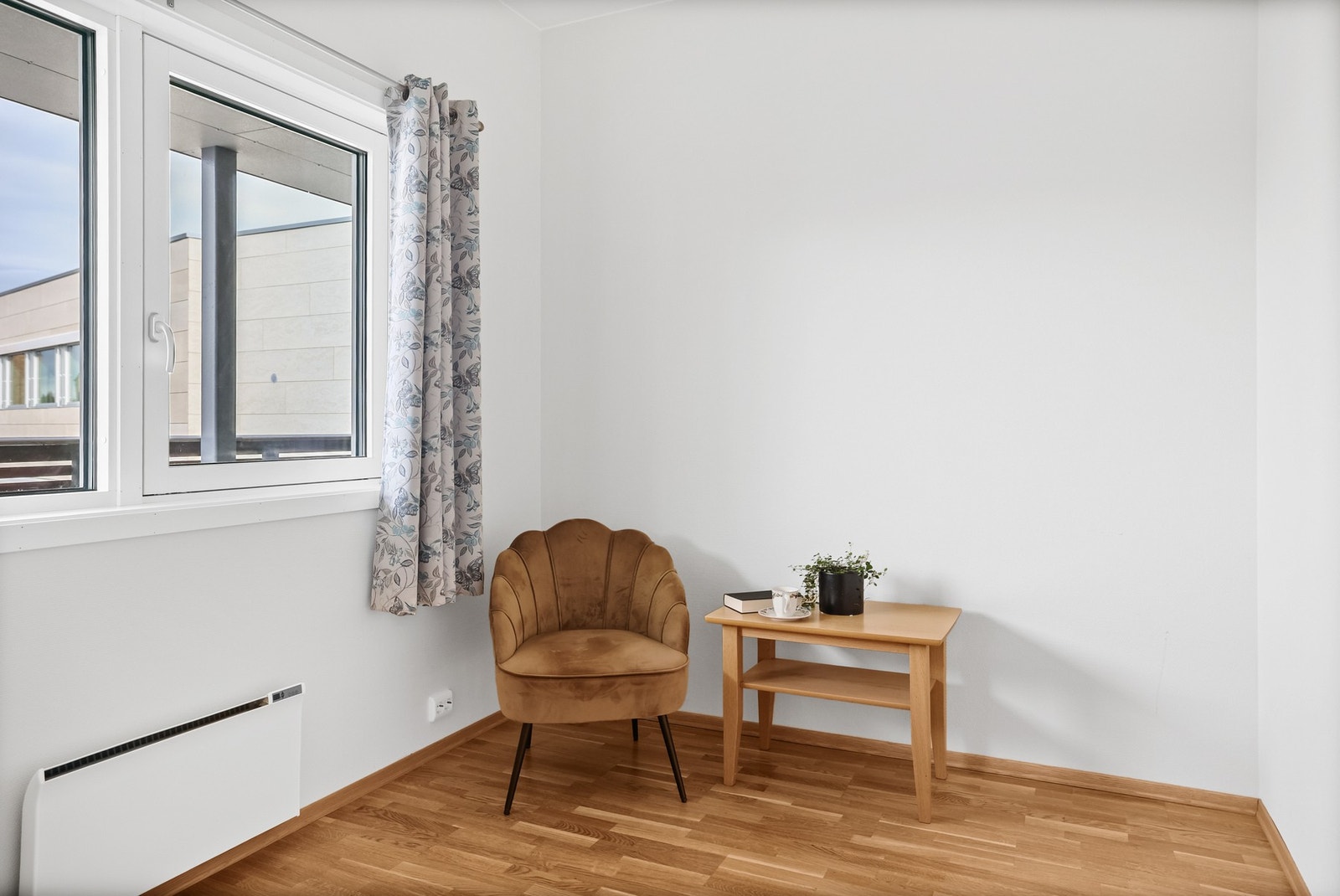 Begge rommene har plass til seng, nattbord og garderobeløsninger eller annet ønsket møblement. Galleribilde