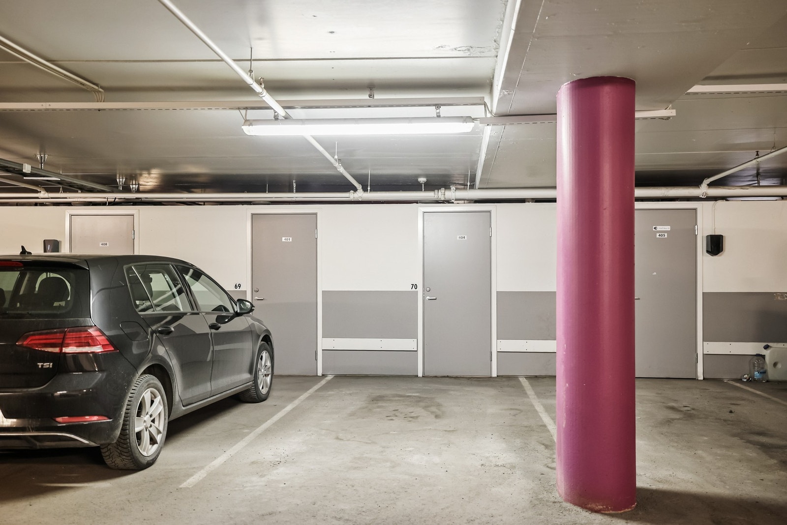Parkering på egen plass i felles garasjeanlegg. Galleribilde