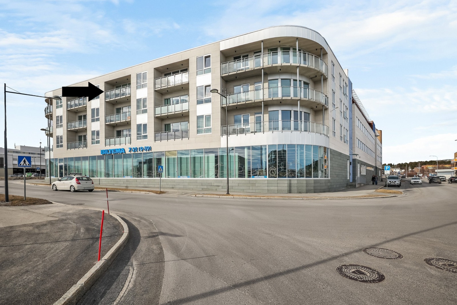 En lys og tiltalende 3-roms selveierleilighet med en arealeffektiv planløsning, beliggende i bygningens 4. etasje. Galleribilde