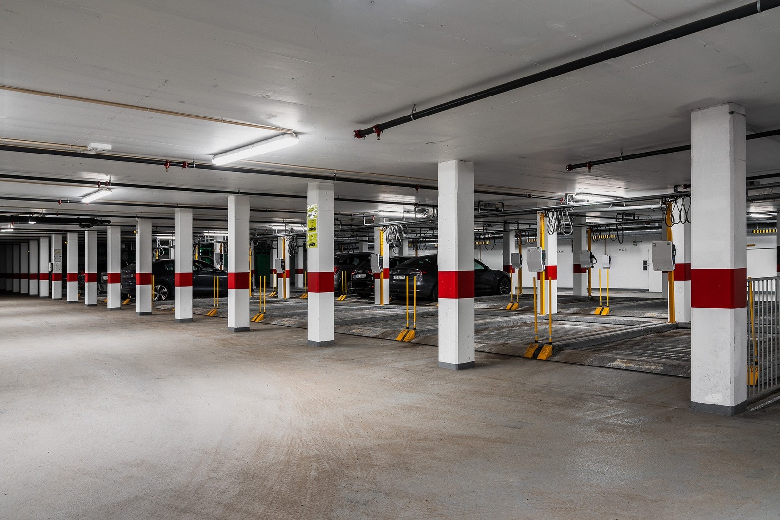 Det er mulighet for leie og kjøp av parkeringsplass i sameiets systemgarasje. Se eget punkt for parkering. Galleribilde