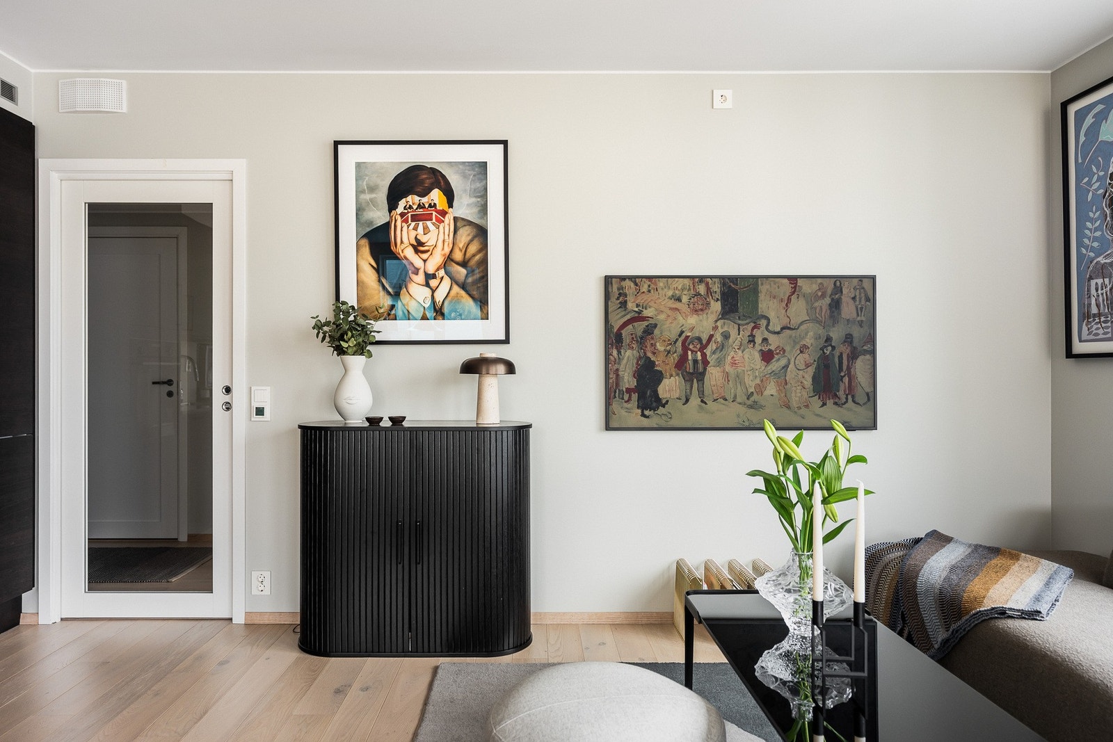 Delikate overflater skaper en rolig og elegant atmosfære. Galleribilde