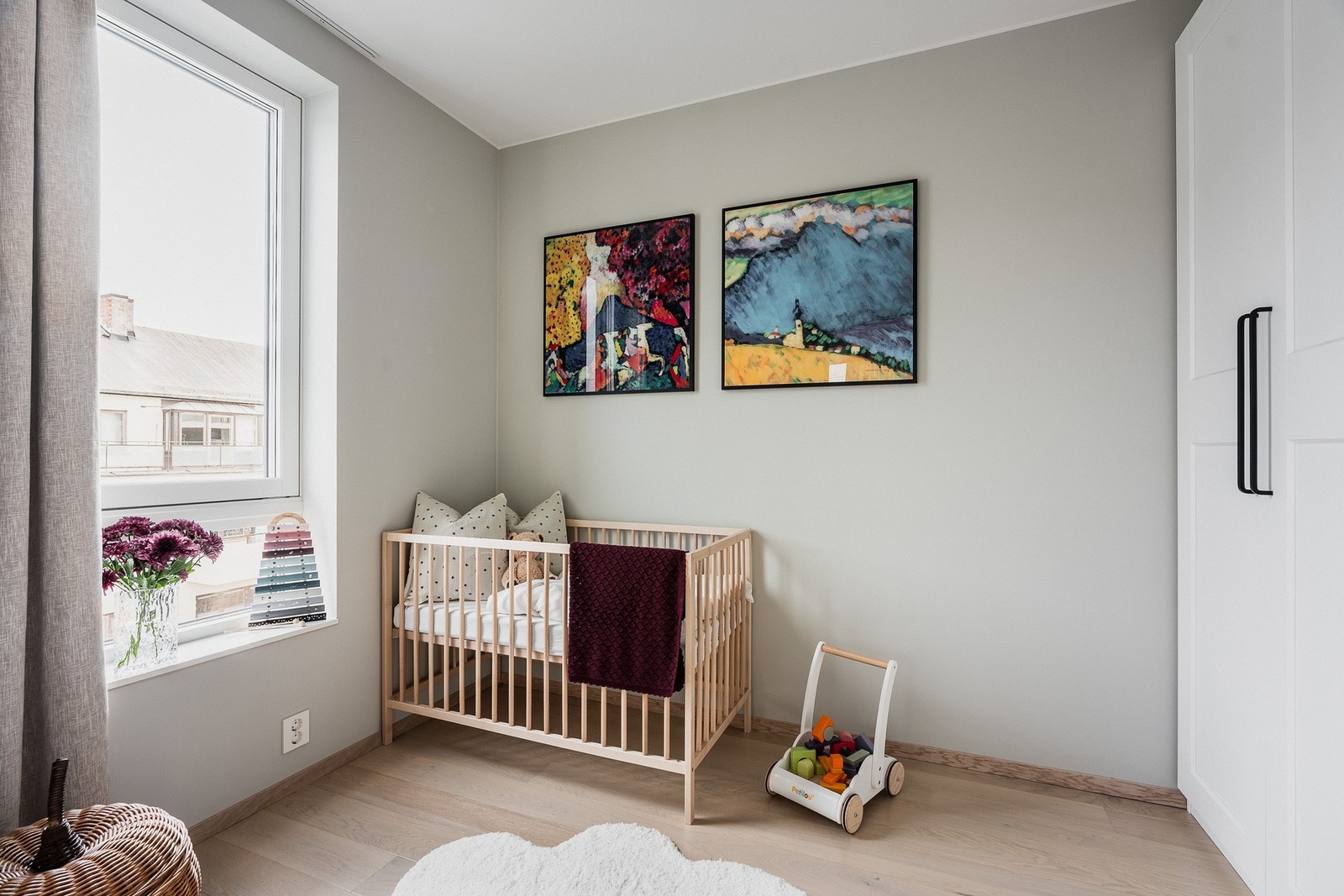 Fleksibelt rom som passer godt som gjesterom, barnerom eller hjemmekontor. Galleribilde