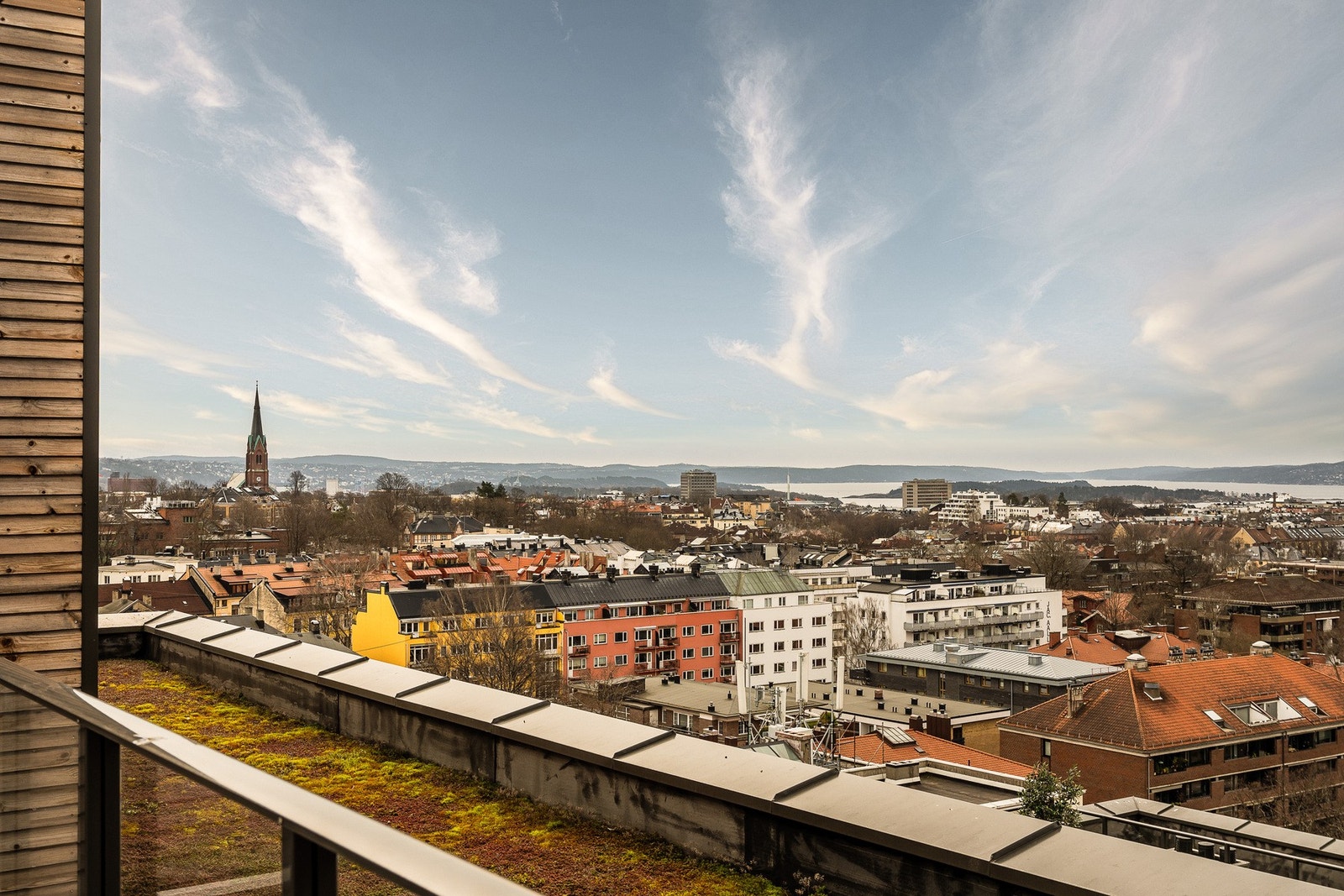 Panoramautsikt over byens tak og innseilingen i Oslofjorden. Galleribilde