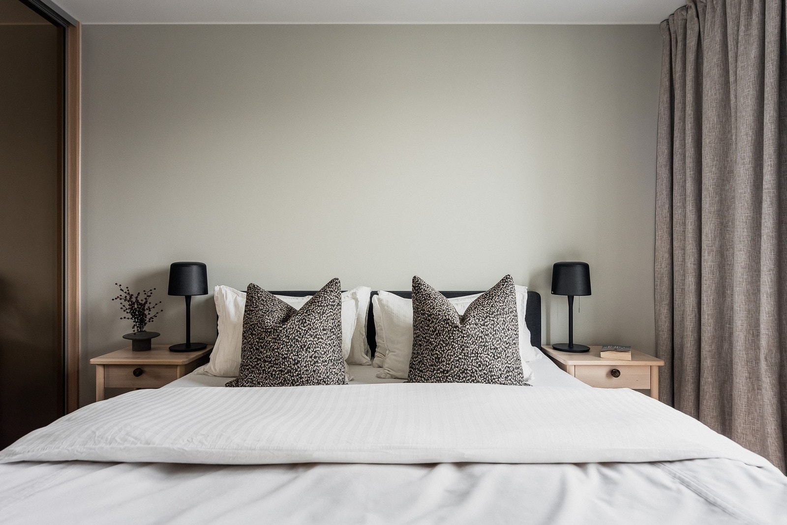 Et lyst og harmonisk rom med delikat finish. Galleribilde
