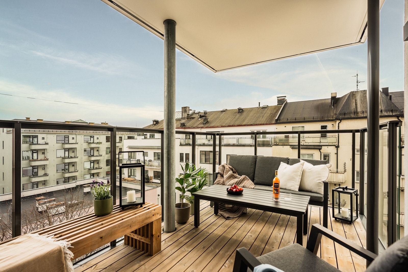 Romslig balkong på 10 m² med plass til både sittegruppe og hyggelige måltider. Galleribilde
