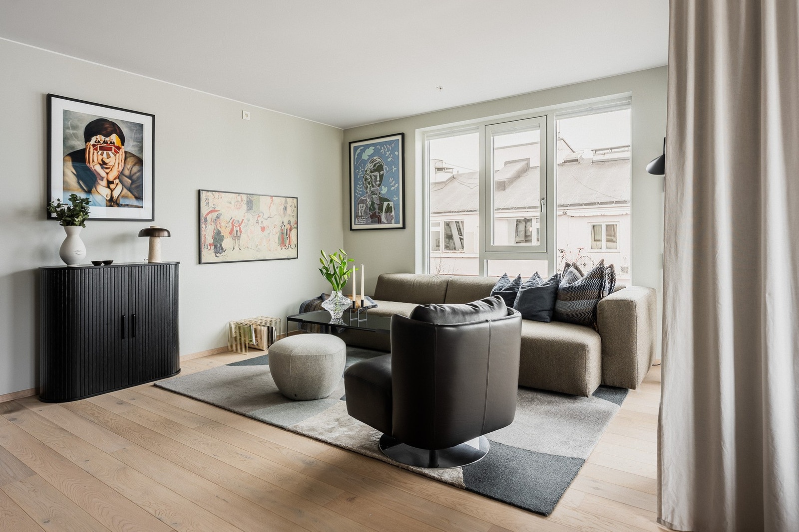 Lys og luftig stue med store vindusflater som gir rikelig med naturlig dagslys. Galleribilde