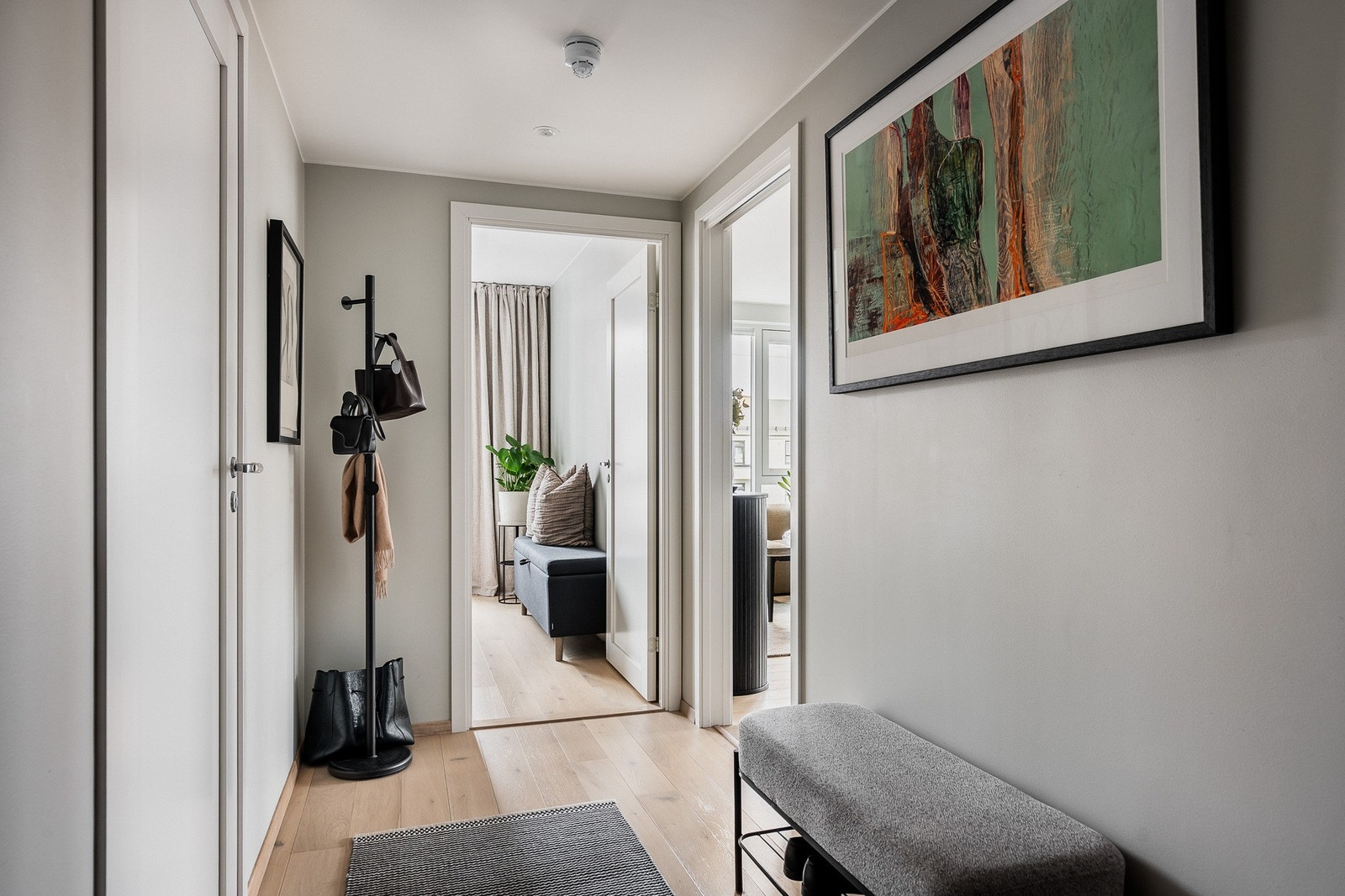 Innbydende entré med god plass til oppbevaring. Galleribilde
