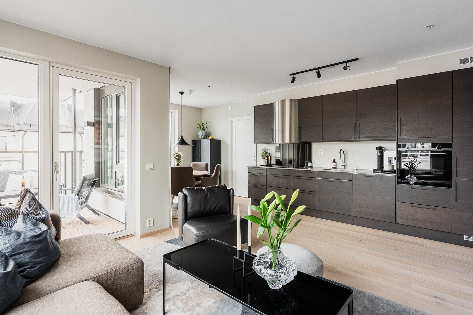 Stuen har en åpen og moderne løsning med god romfølelse og fine siktlinjer. Galleribilde