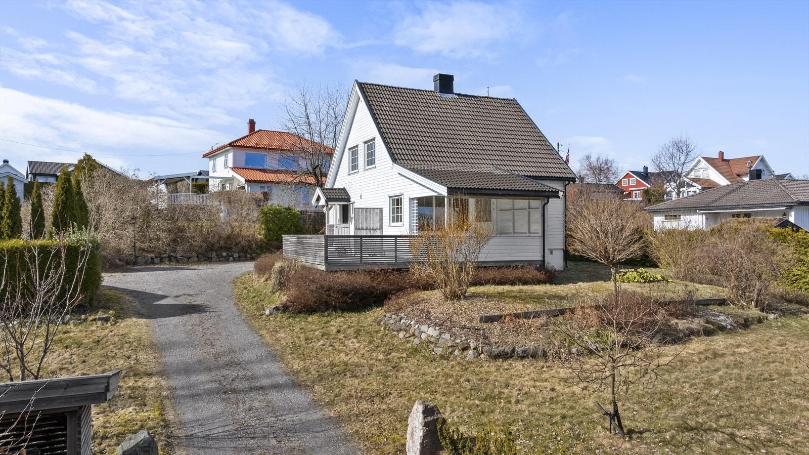 Tomten er tilnærmet flat og svakt hellende terreng rundt. Galleribilde