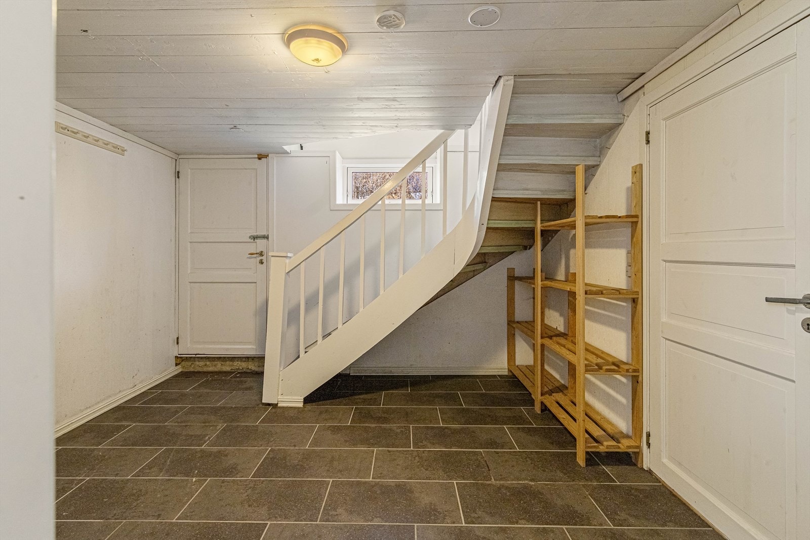 Gang i kjeller. Utvendig adkomst sees i bakkant. Galleribilde