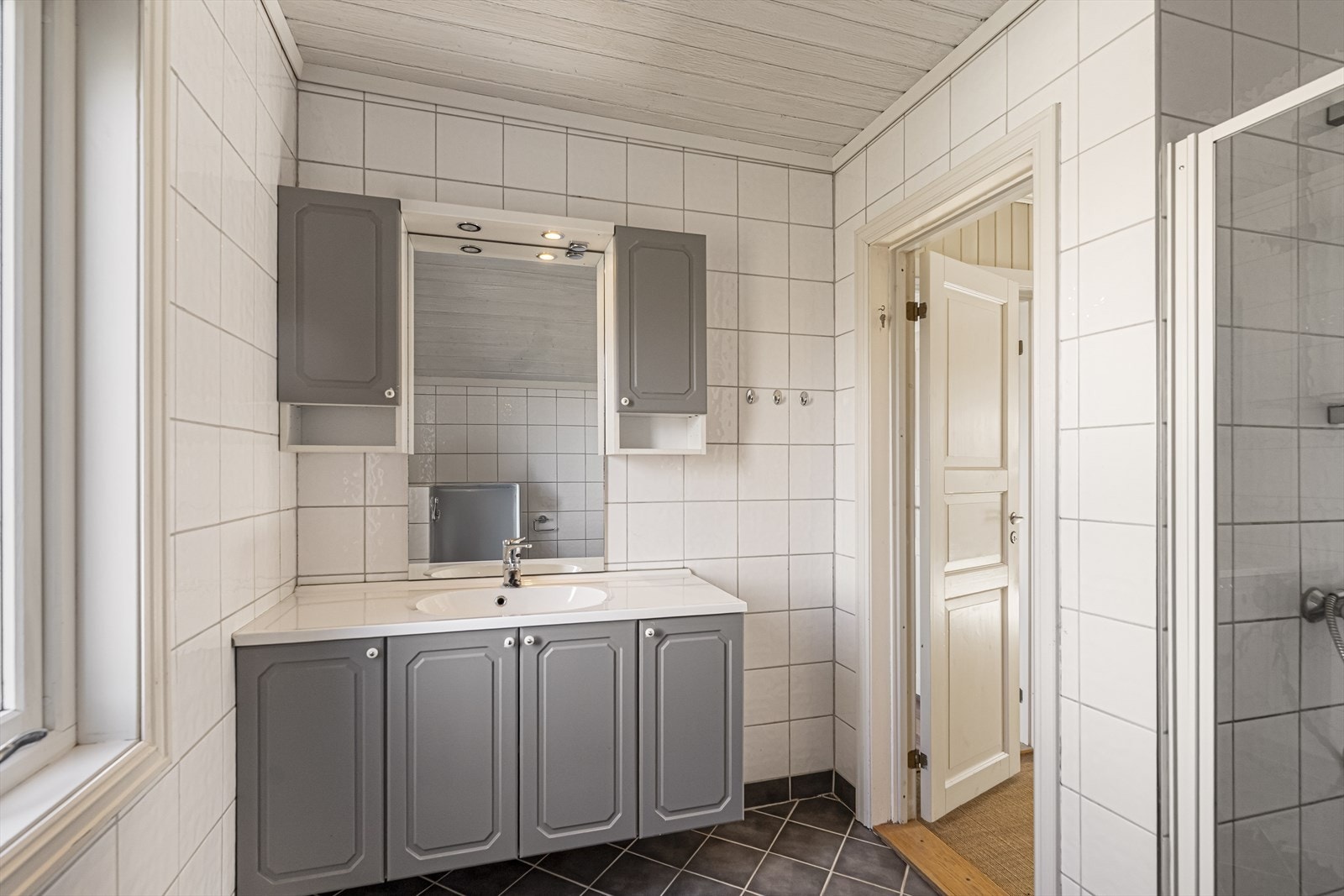 Badet i 2. etasje er oppgradert i nyere tid, med vindu datert 2006. Galleribilde
