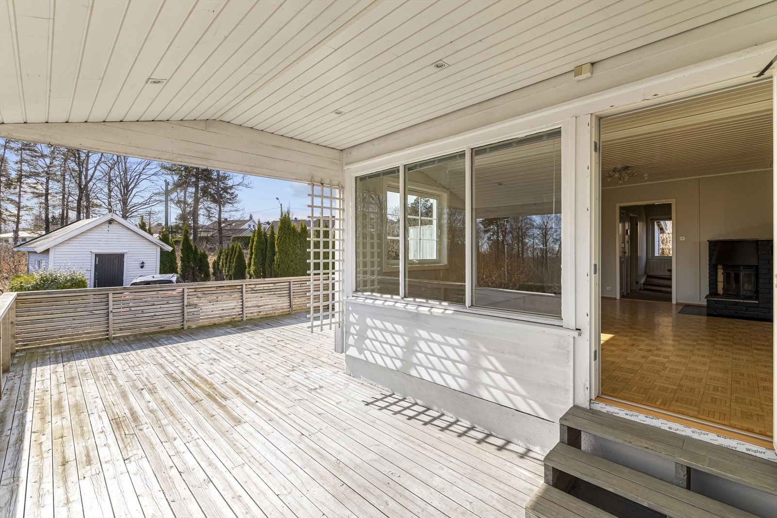 Delvis overbygget terrasse på 36 m² med adkomst fra stue og hage. Galleribilde
