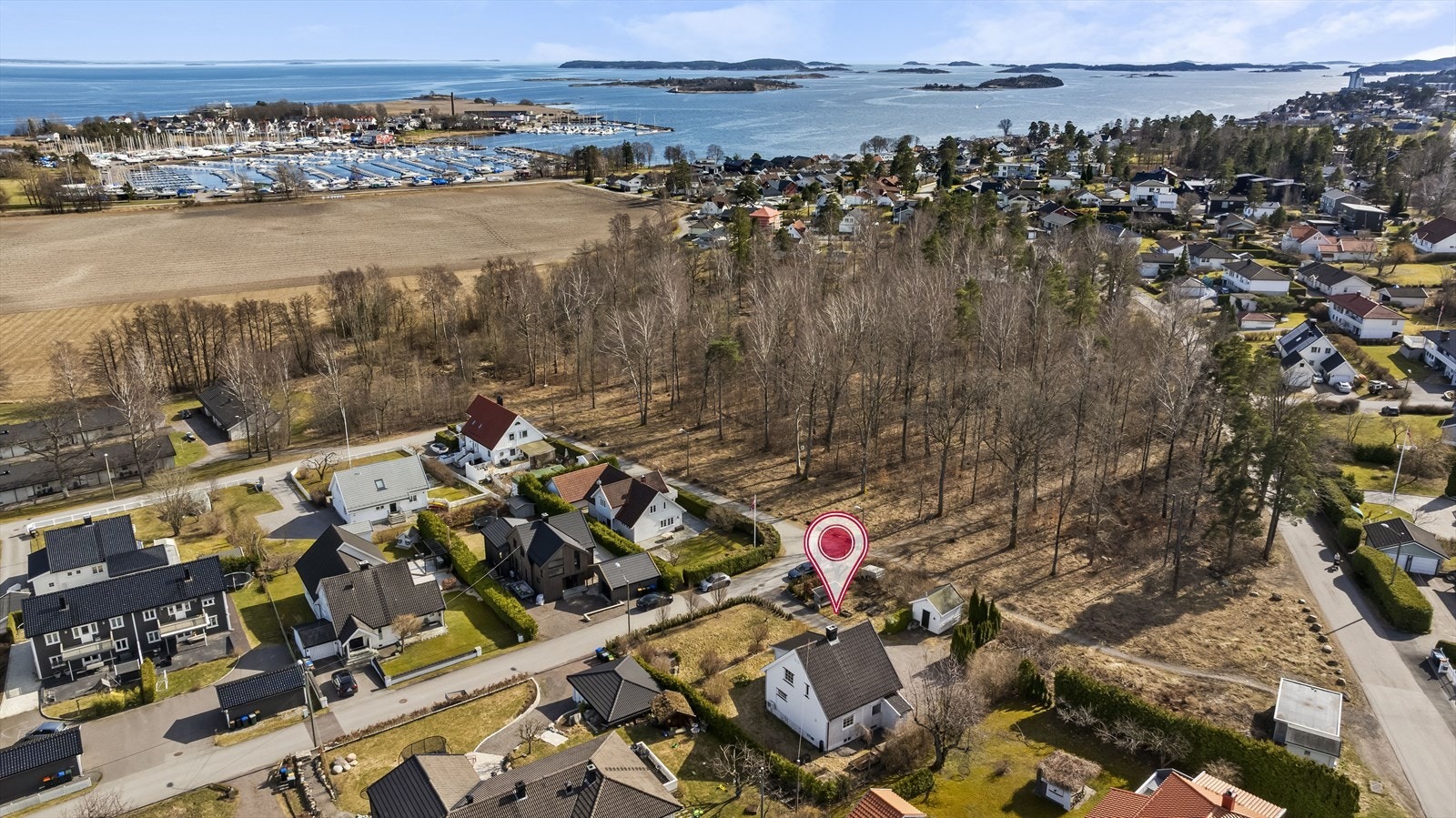 Boligen ligger i et stille og attraktivt boligområde på Tolvsrød, med kort vei til sjøen og gode lokale fasiliteter. Galleribilde