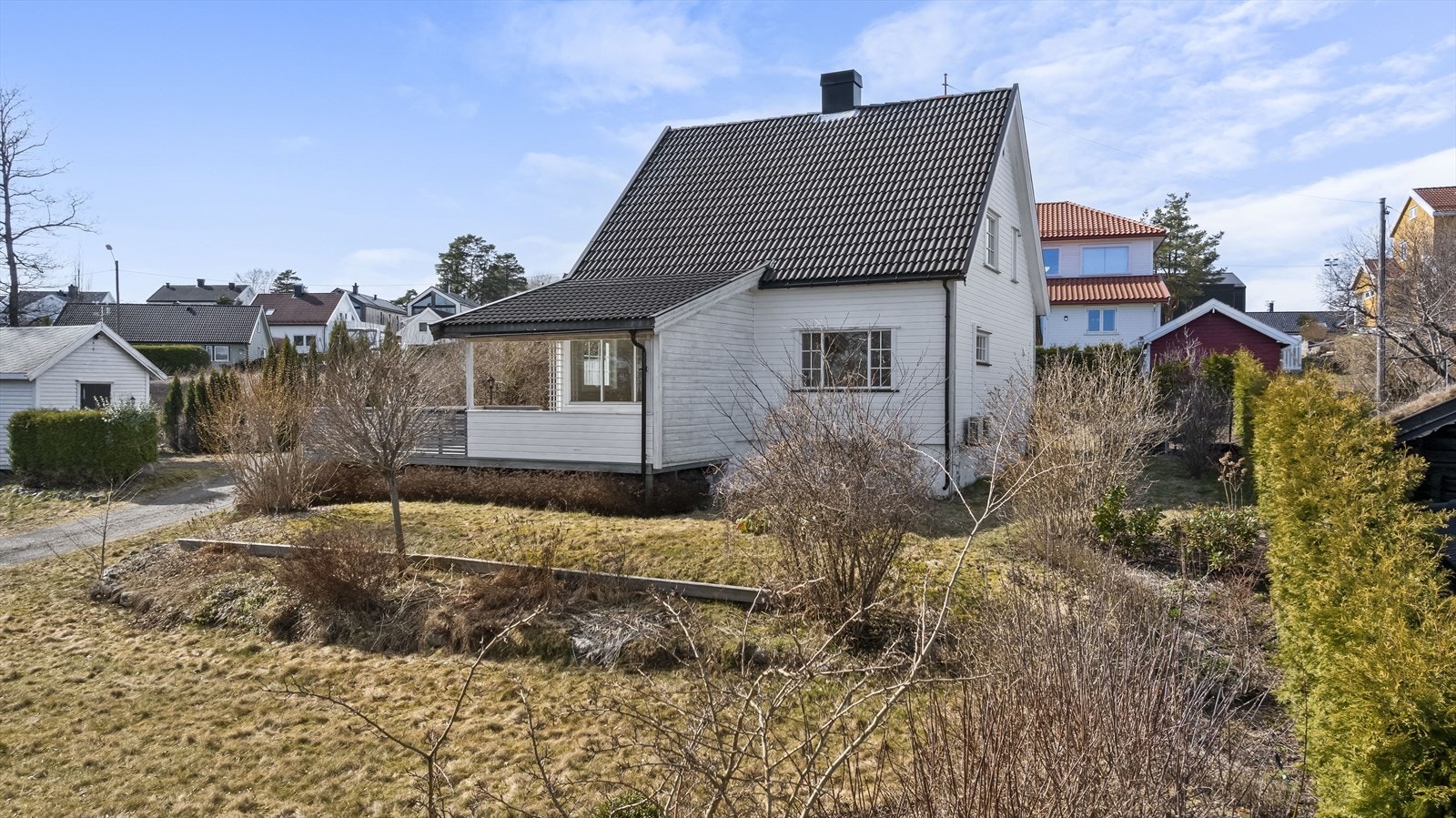 Eiendommen inkluderer også en frittstående bod på 13 m². Galleribilde