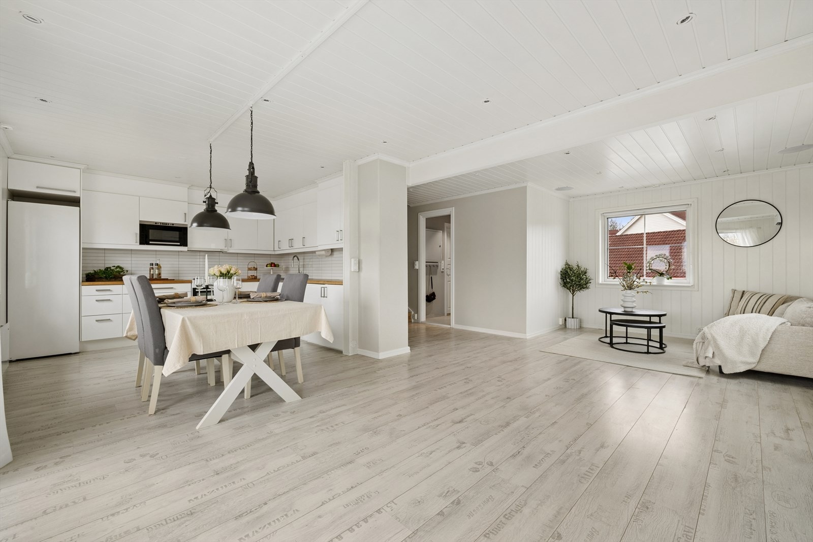 Videre kommer du inn i boligens store, innbydende allrom. Galleribilde