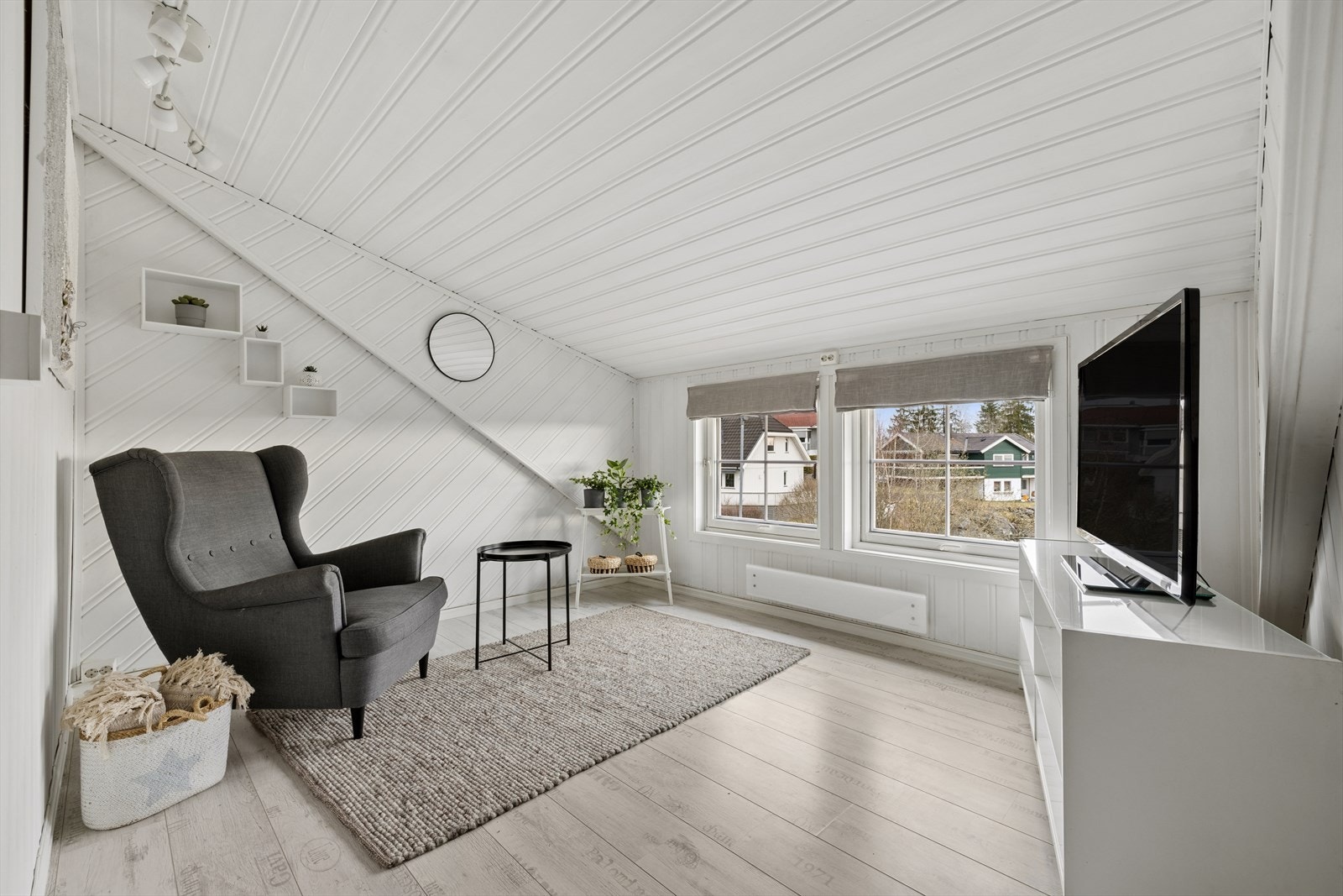Loftetasjen er innredet med loftstue, et ypperlig supplement til stuen i hovedetasje. Galleribilde