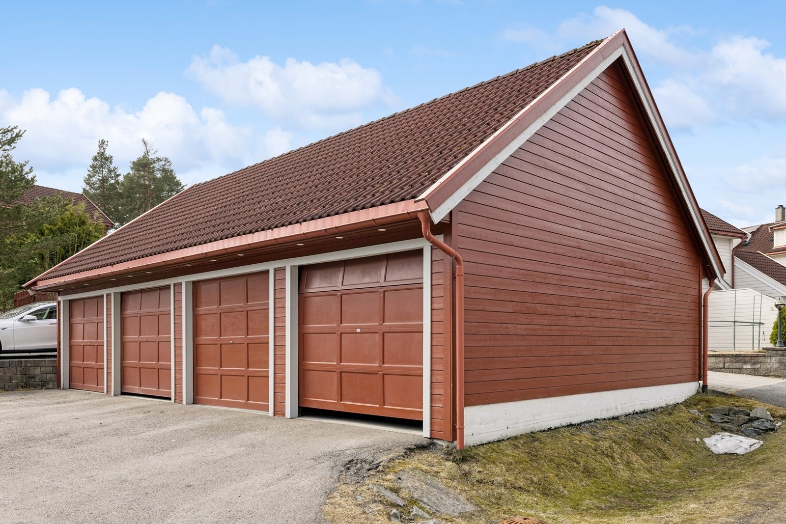 Garasjen til høyre følger boligen. Galleribilde