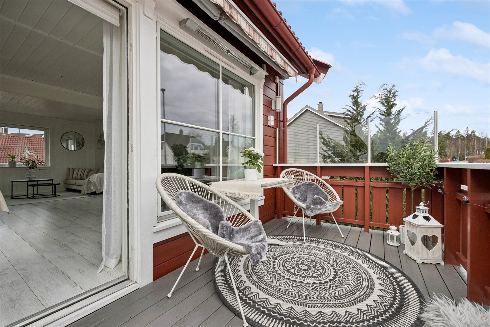 Fra stuen er det utgang til en flott veranda, med god plass til møblement. Galleribilde