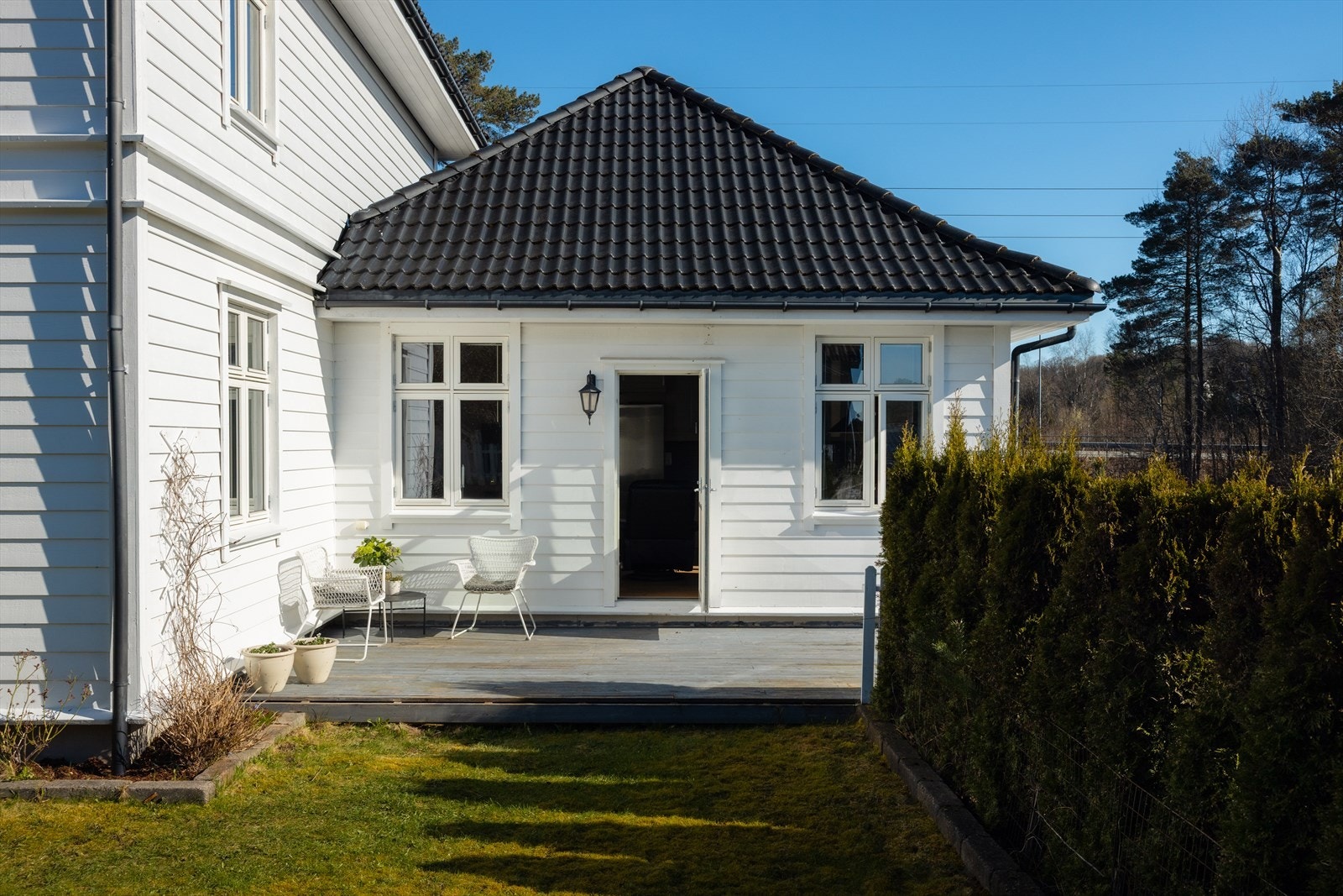 Utleiedelen har en egen adresse (Hornelandsvågen 24B) og har egen terrasse. Galleribilde